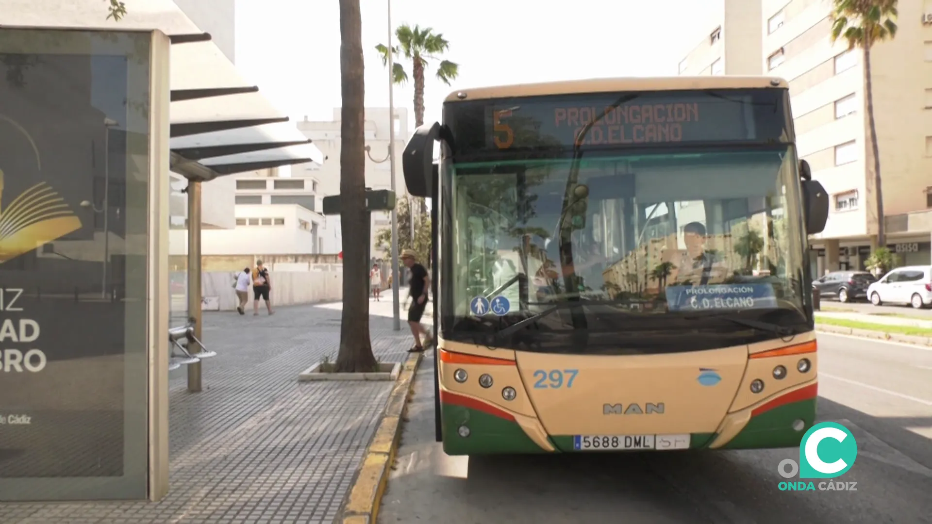 Vehículo de transporte urbano en una parada de la Avenida
