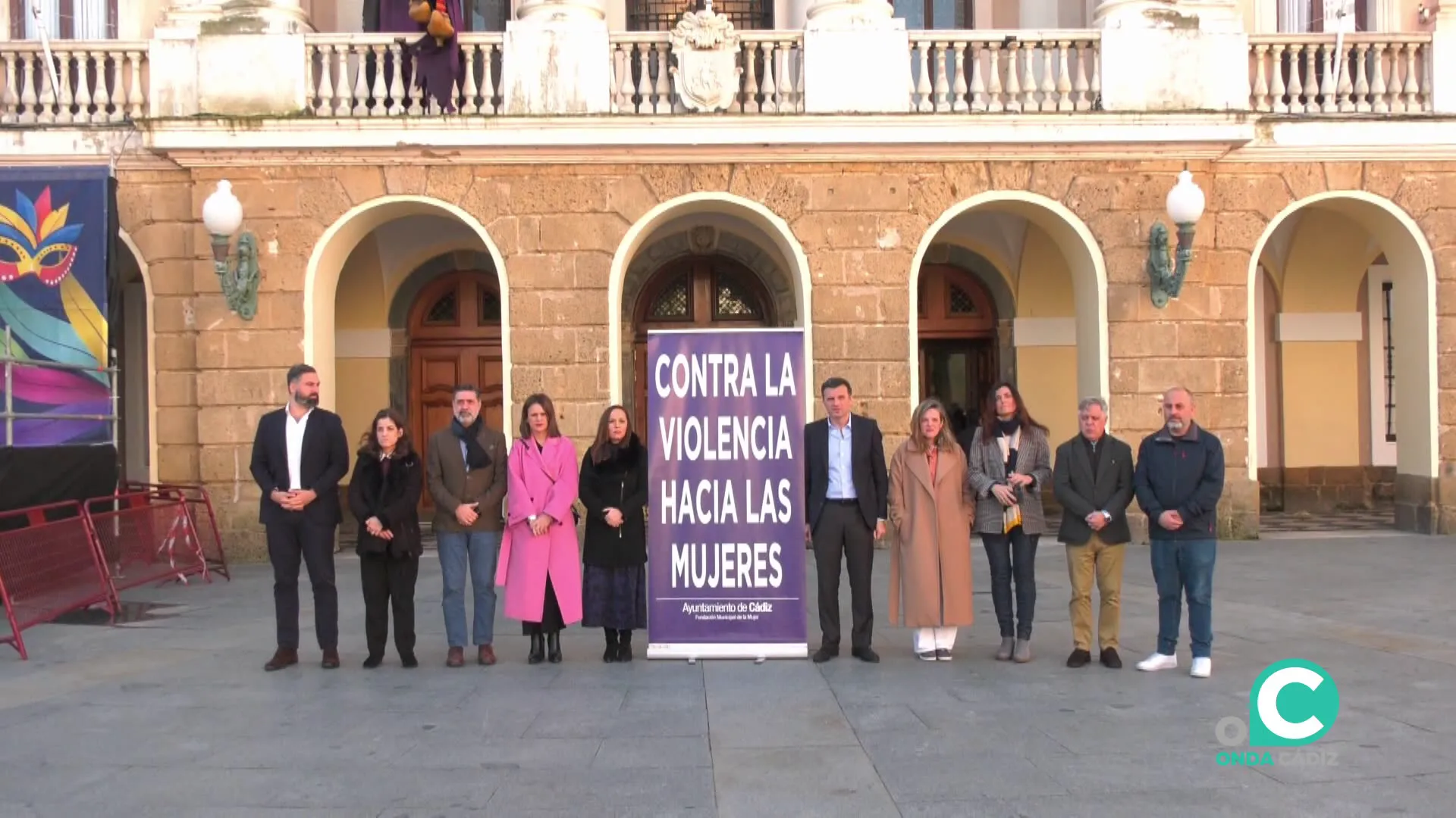 Autoridades y ciudadanos se unieron este viernes al acto en la Plaza de San Juan de Dios