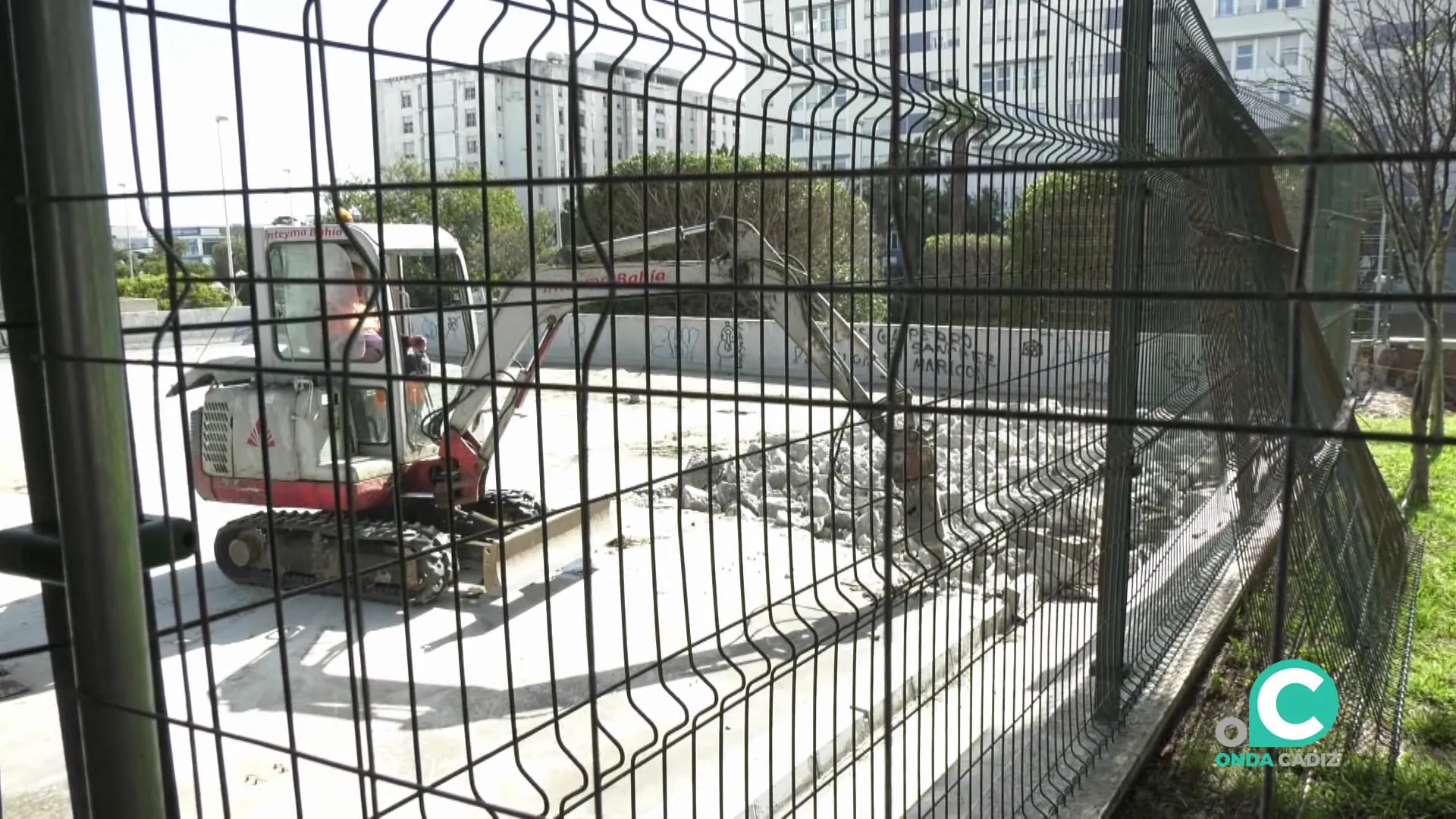 Maquinaria durante las operaciones que van a aportar zonas verdes nuevas y pistas deportivas