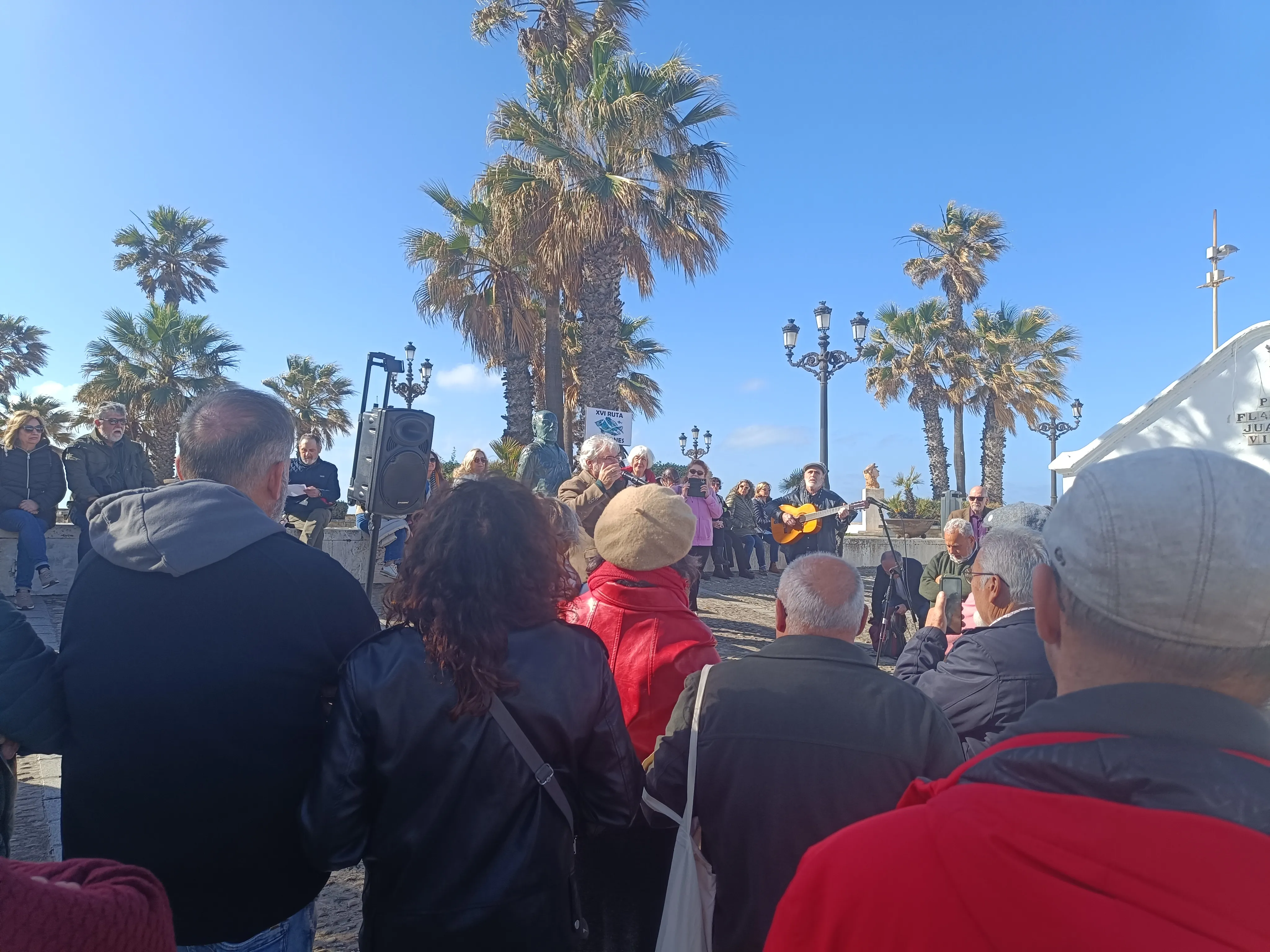 La primera parada de la XVI Ruta Quiñones se realizó junto a la estatua del poeta gaditano. 