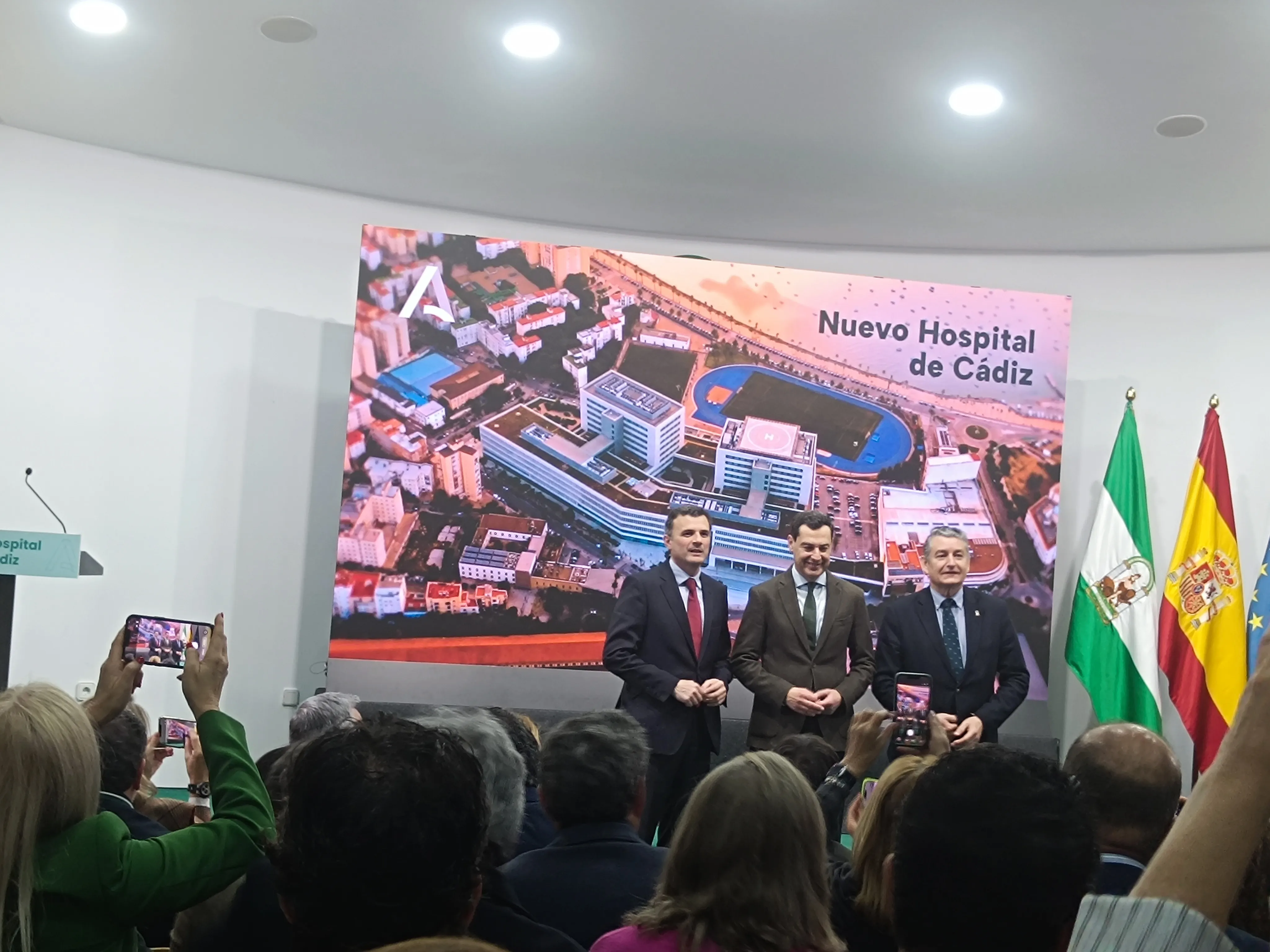 El presidente de la Junta, Juan Manuel Moreno, junto con el consejero de Sanidad, Antonio Sanz y el alcalde de Cádiz, Bruno García. 