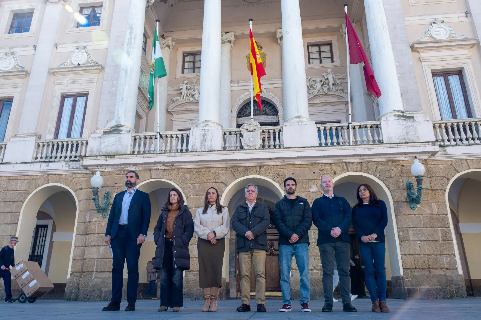 Concejales en la plaza San Juan de Dios durante el acto de duelo este miércoles
