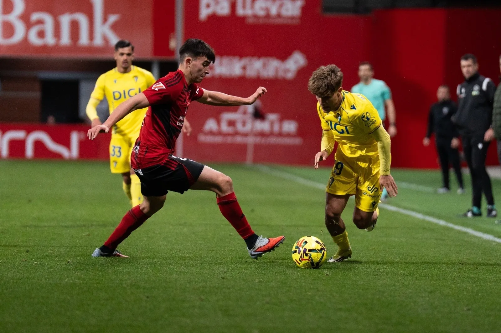 0-2 El Cádiz CF rompe con la mala racha en el primer partido de Sergio González en el banquillo.