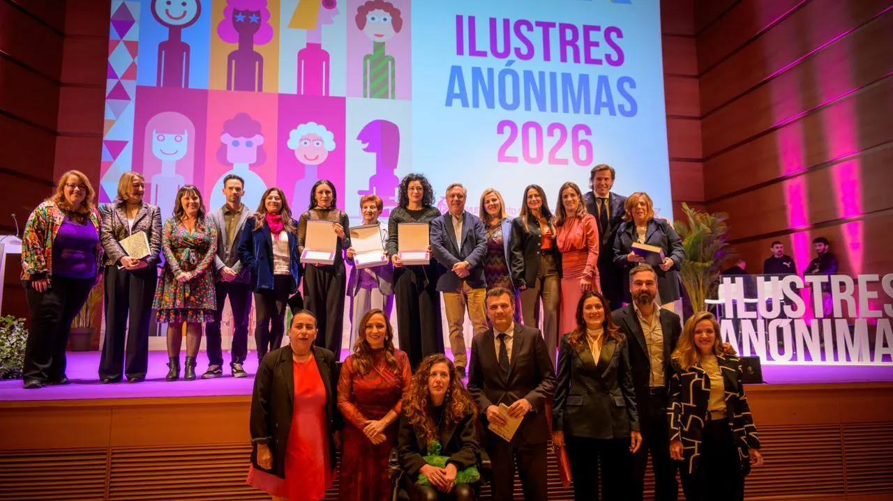 Autoridades junto con las reconocidas tras la ceremonia