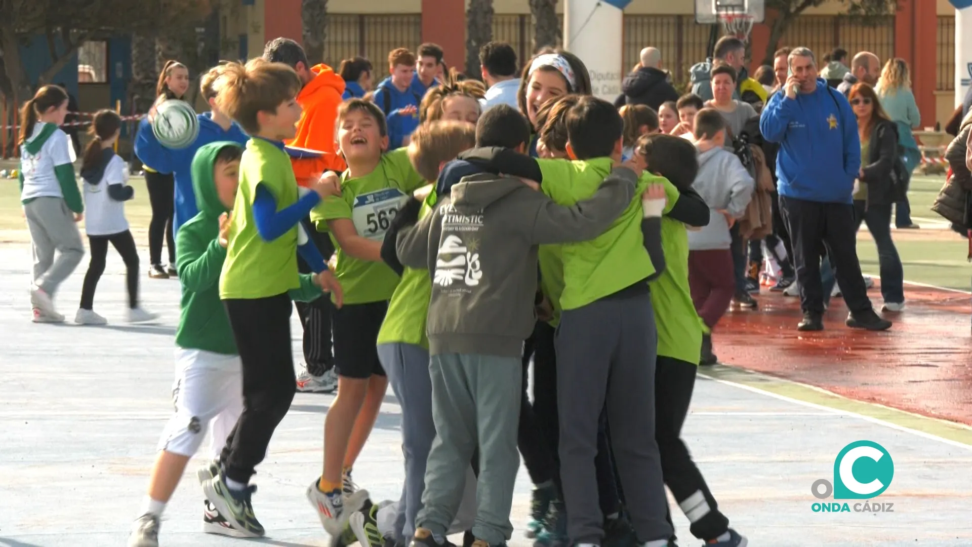 Un grupo de alumnas y alumnos celebra la victoria en un juego 
