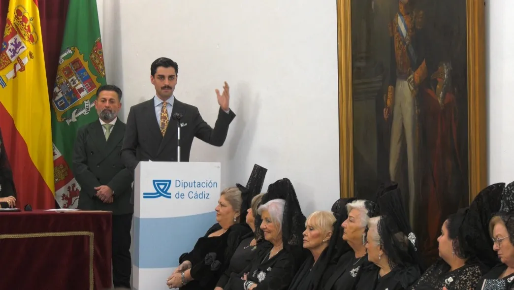 Fernando Torres realiza la exaltación de la mantilla.