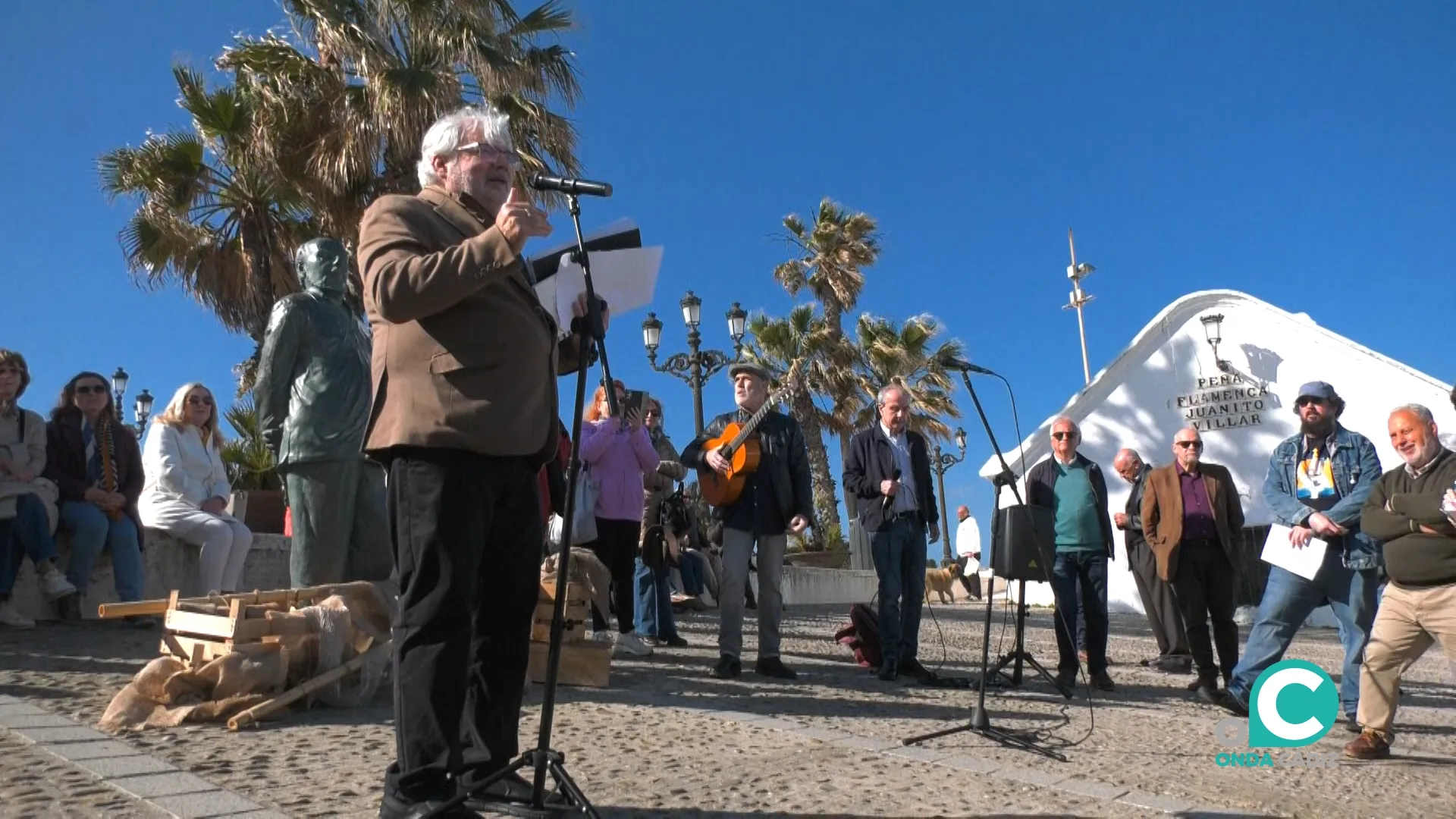 La primera parada de la XVI Ruta Quiñones se realizó junto a la estatua del poeta gaditano. 