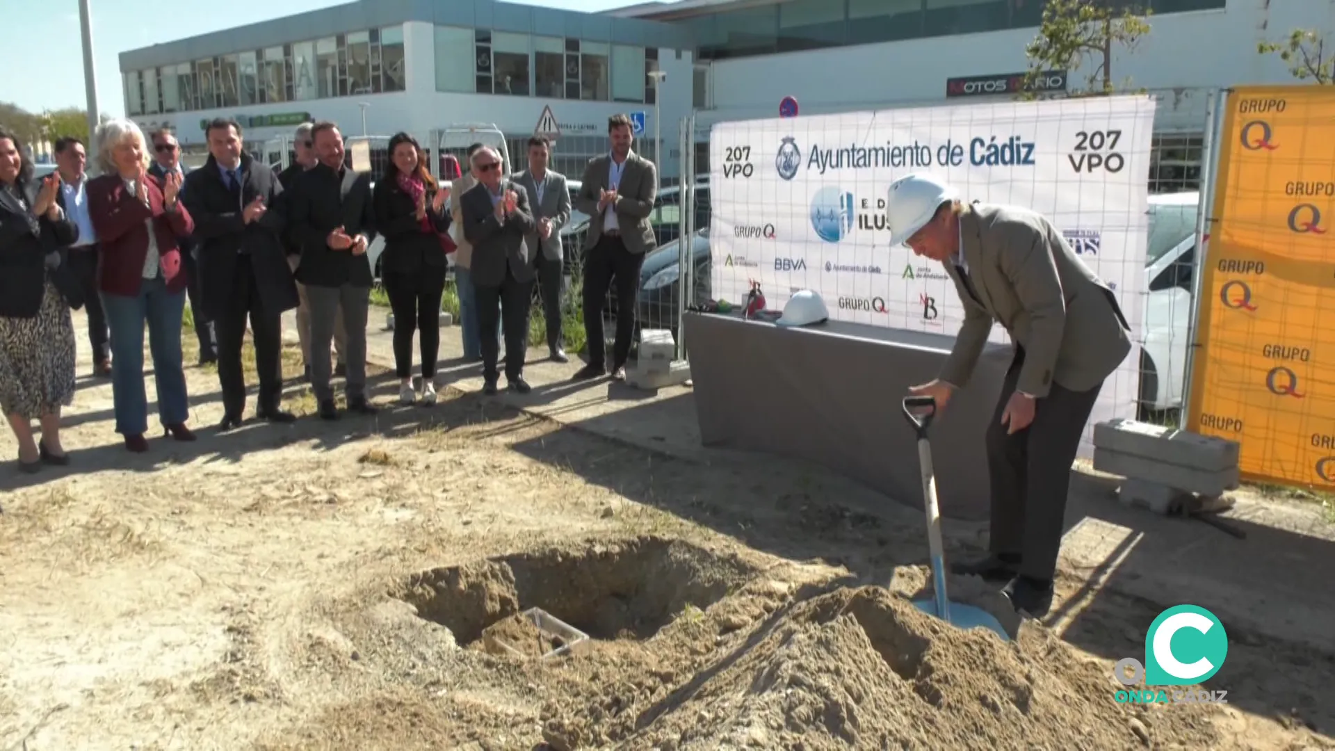 Acto simbólico de colocación de la primera piedra para la construcción de 207 nuevas viviendas protegidas en el solar del barrio de Puntales.