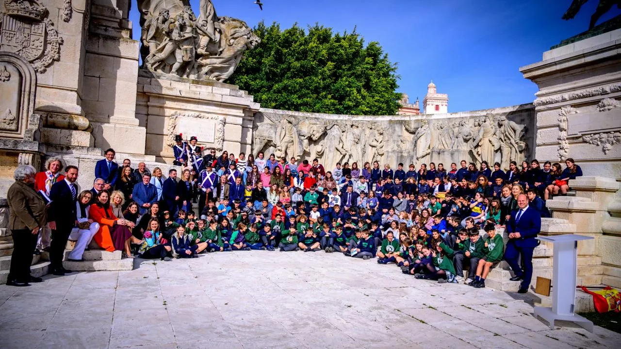 Autoridades e invitados tras la ceremonia 