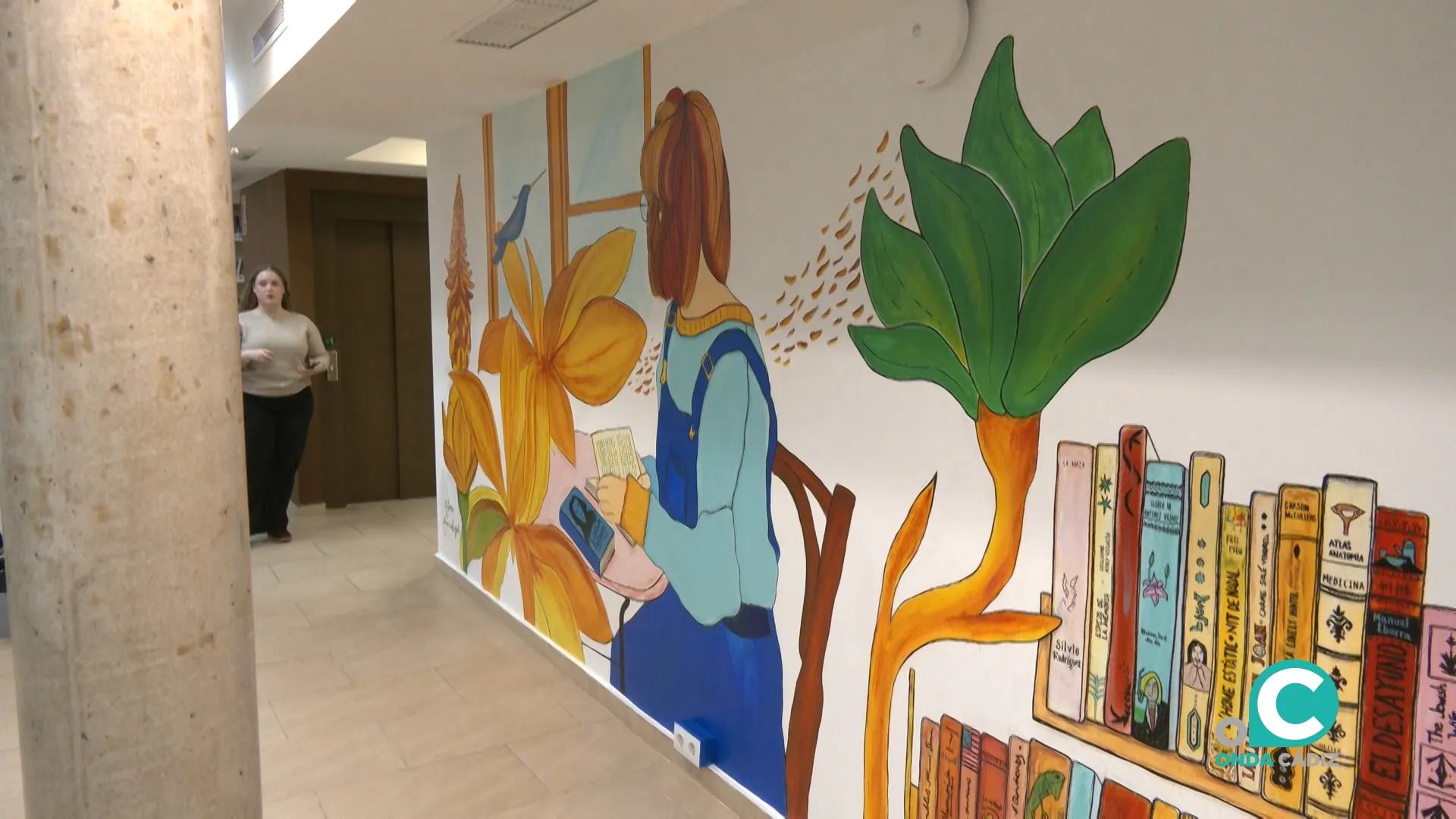 Nuevo mural de la gaditana Gloria Garrastazul en la Biblioteca de Santa María.