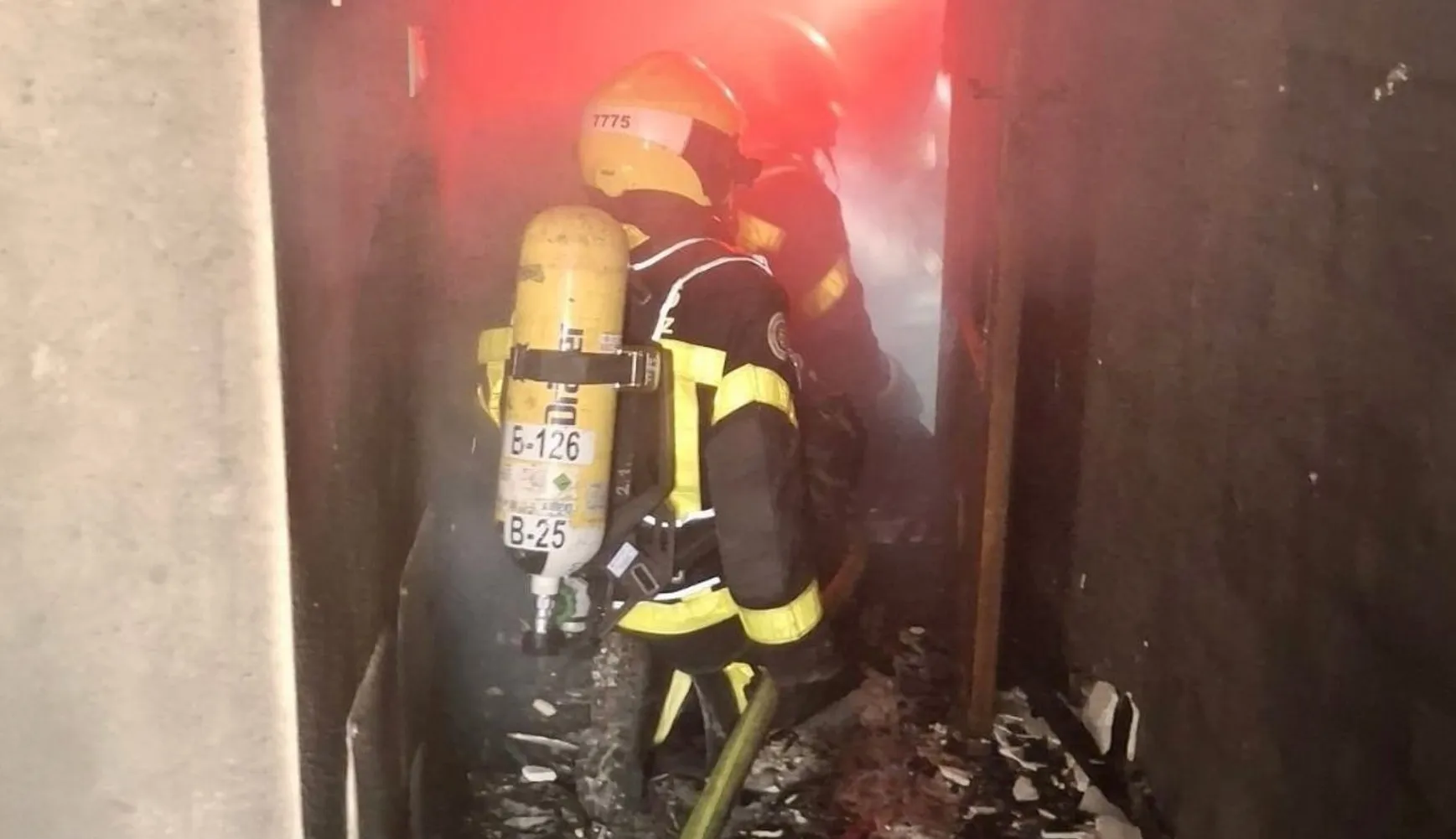 Bomberos actuan para sofocar el fuego en el lugar del siniestro
