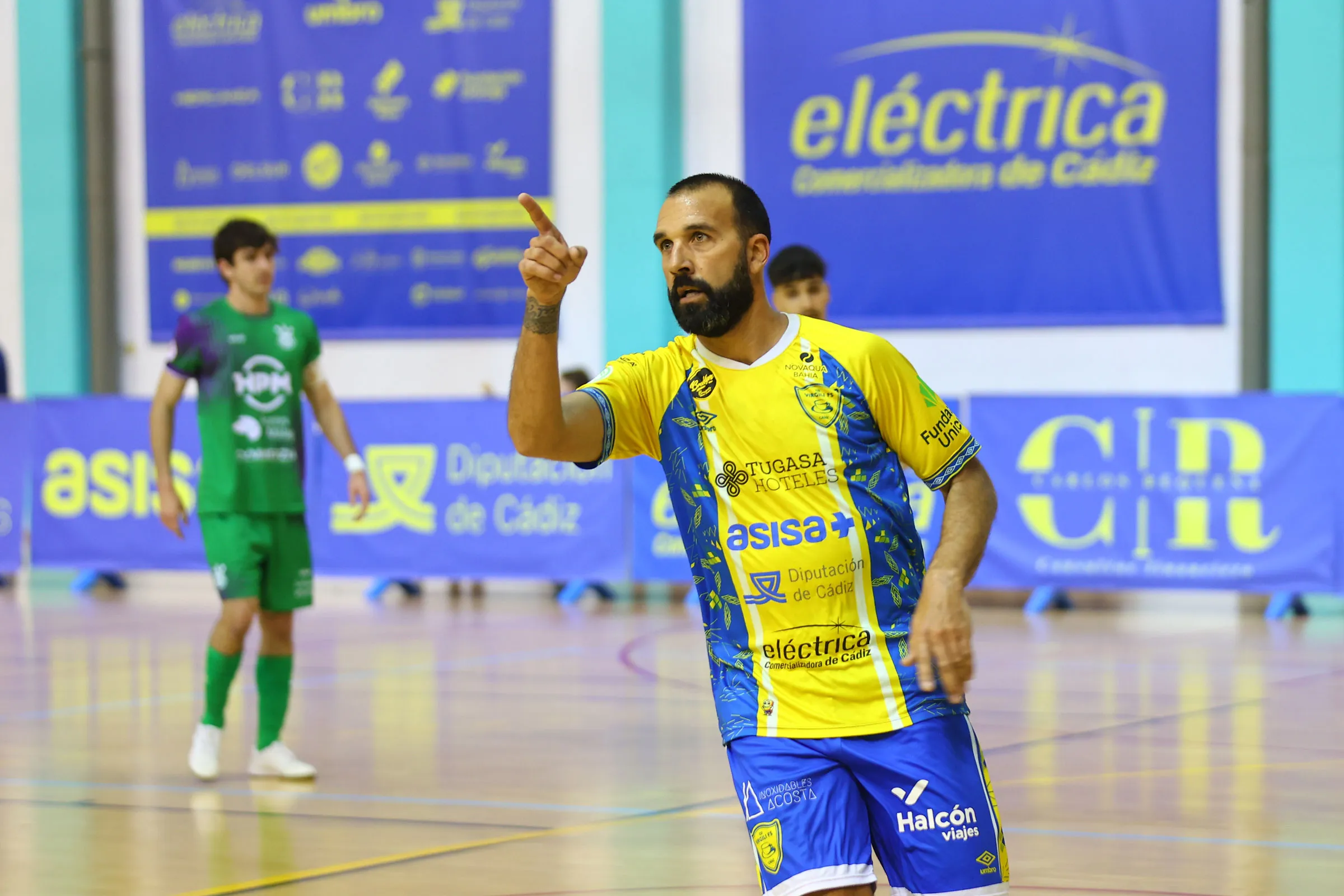 Carlitos celebra el primer gol de penalti que abrió la cuenta para los locales