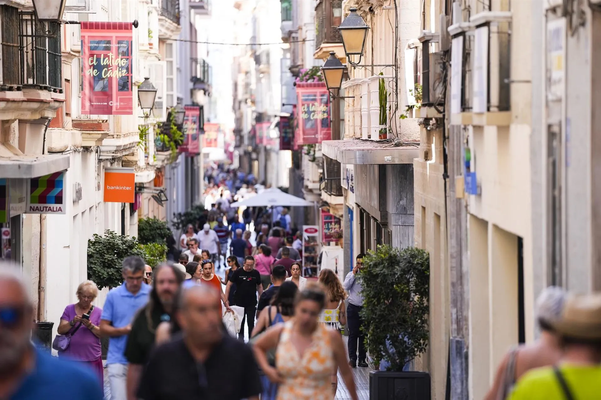 Personas caminando por una calle del centro de Cádiz