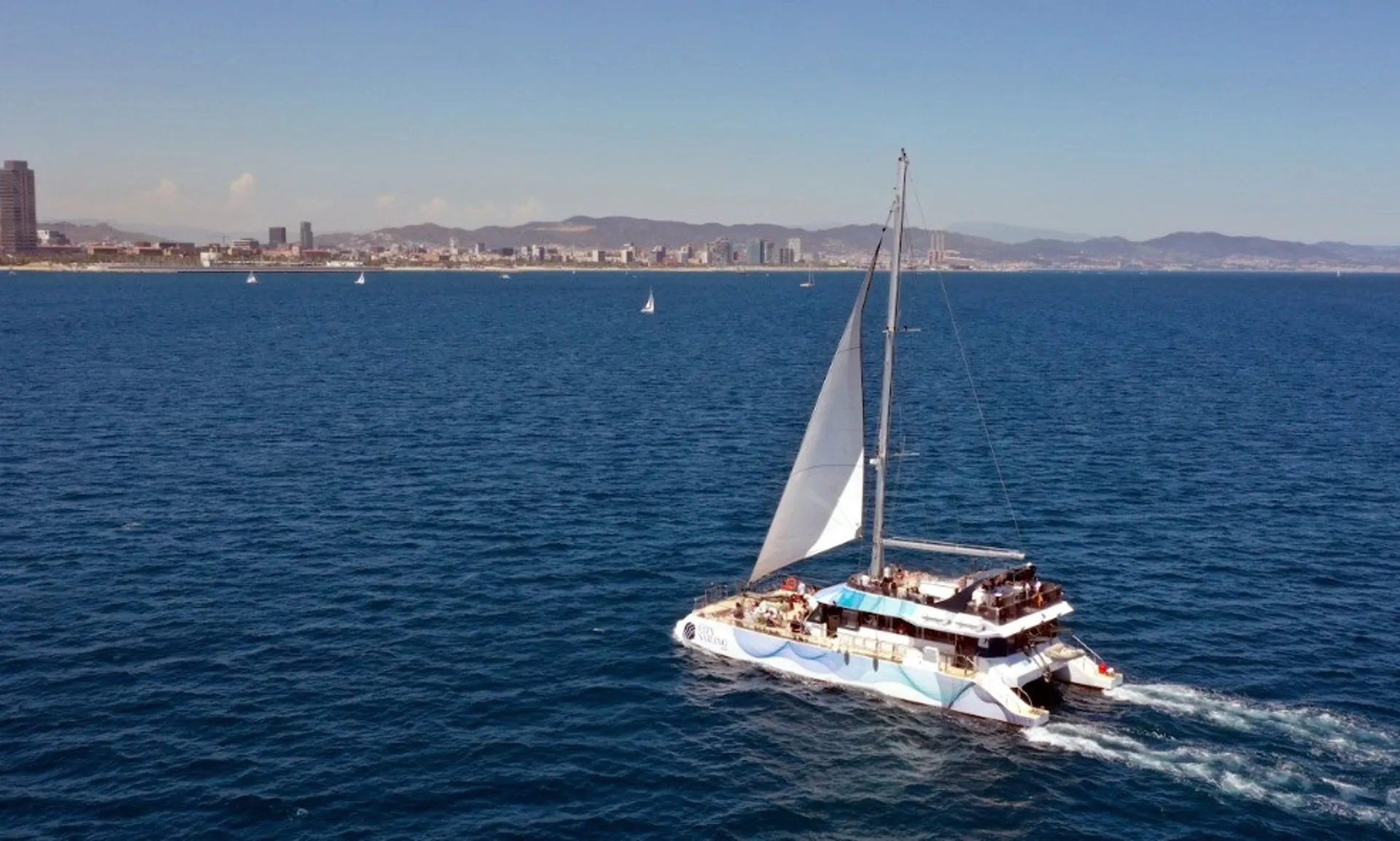 Imagen de archivo de catamarán.