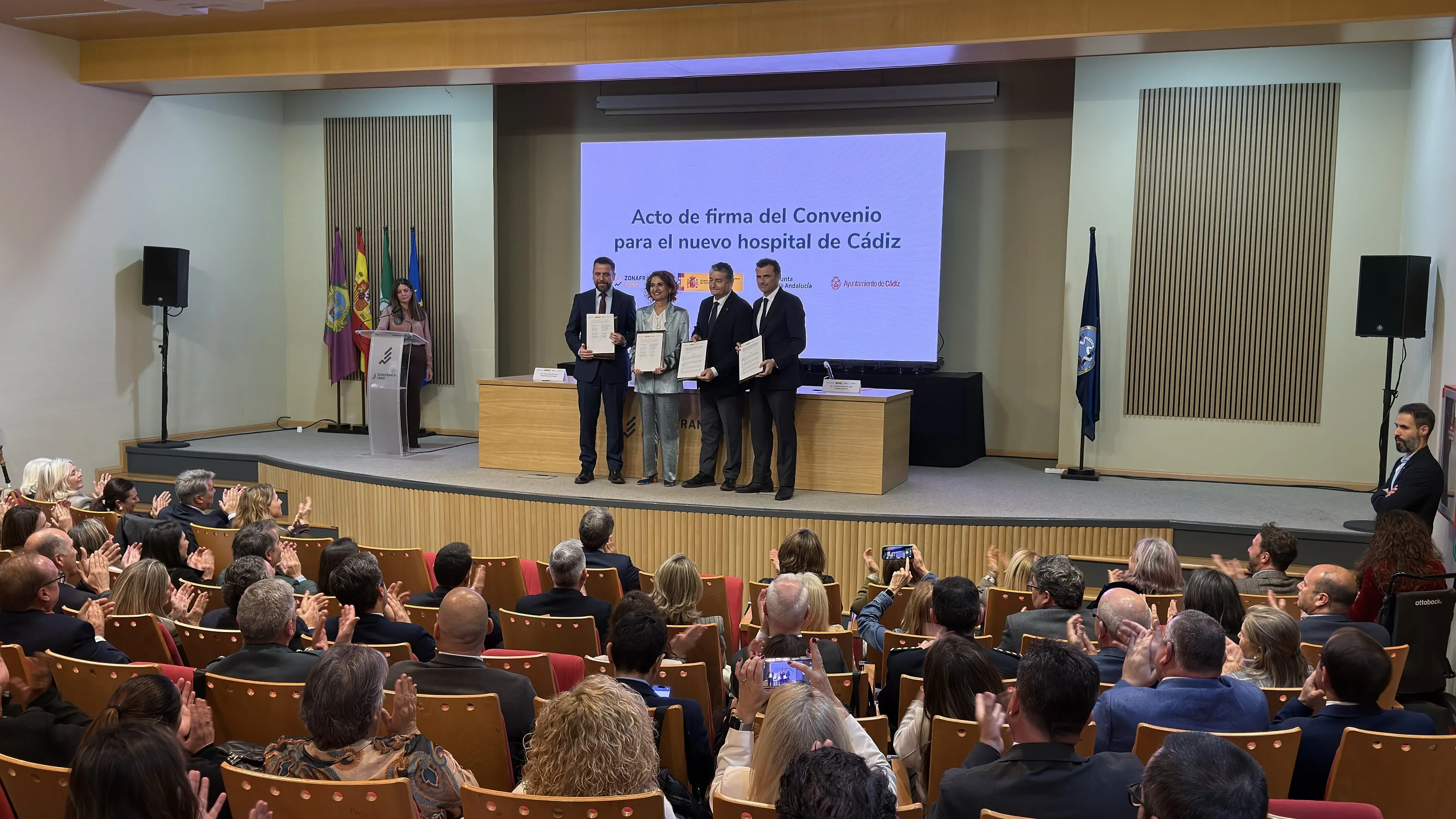 María Jesús Montero, Antonio Sanz, Fran González y Bruno García con la documentación rubricada ras el acto