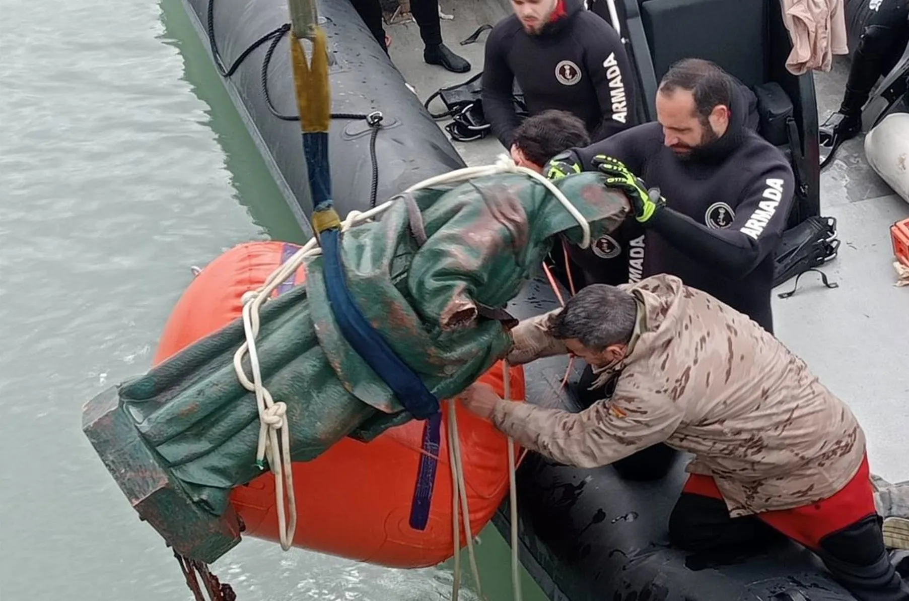 Imagen de la izada de la imagen fracturada desde las aguas de la Bahía el pasado mes de febrero