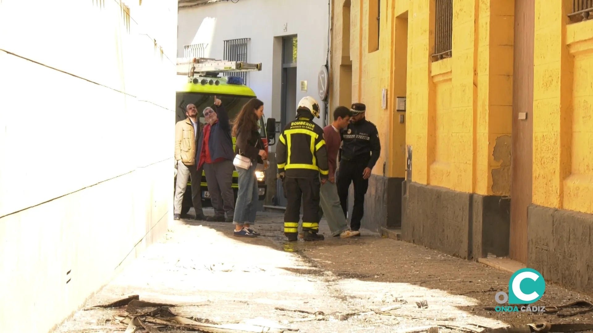 Los bomberos y policía local en la calle Merced