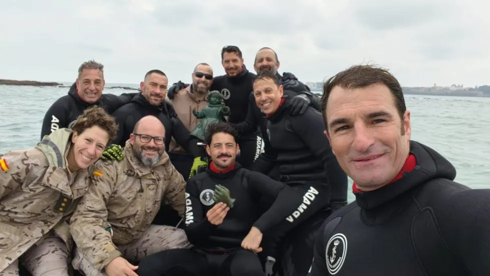 La Unidad de Buceo de Cádiz con la mano del Niño Jesús de La Galeona y una de las manos de la virgen.