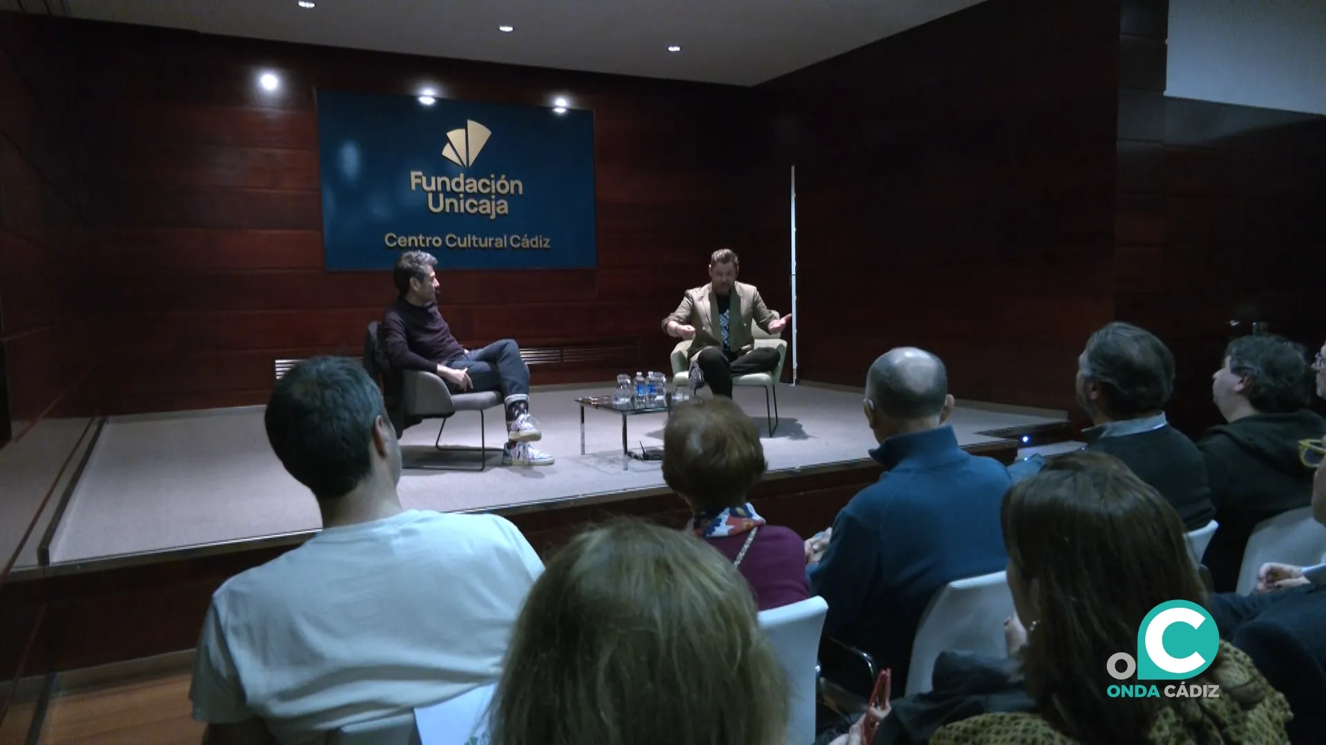 Carlos del Amor y Miguel Poveda conversan en el Centro Cultural de la Fundación Unicaja.