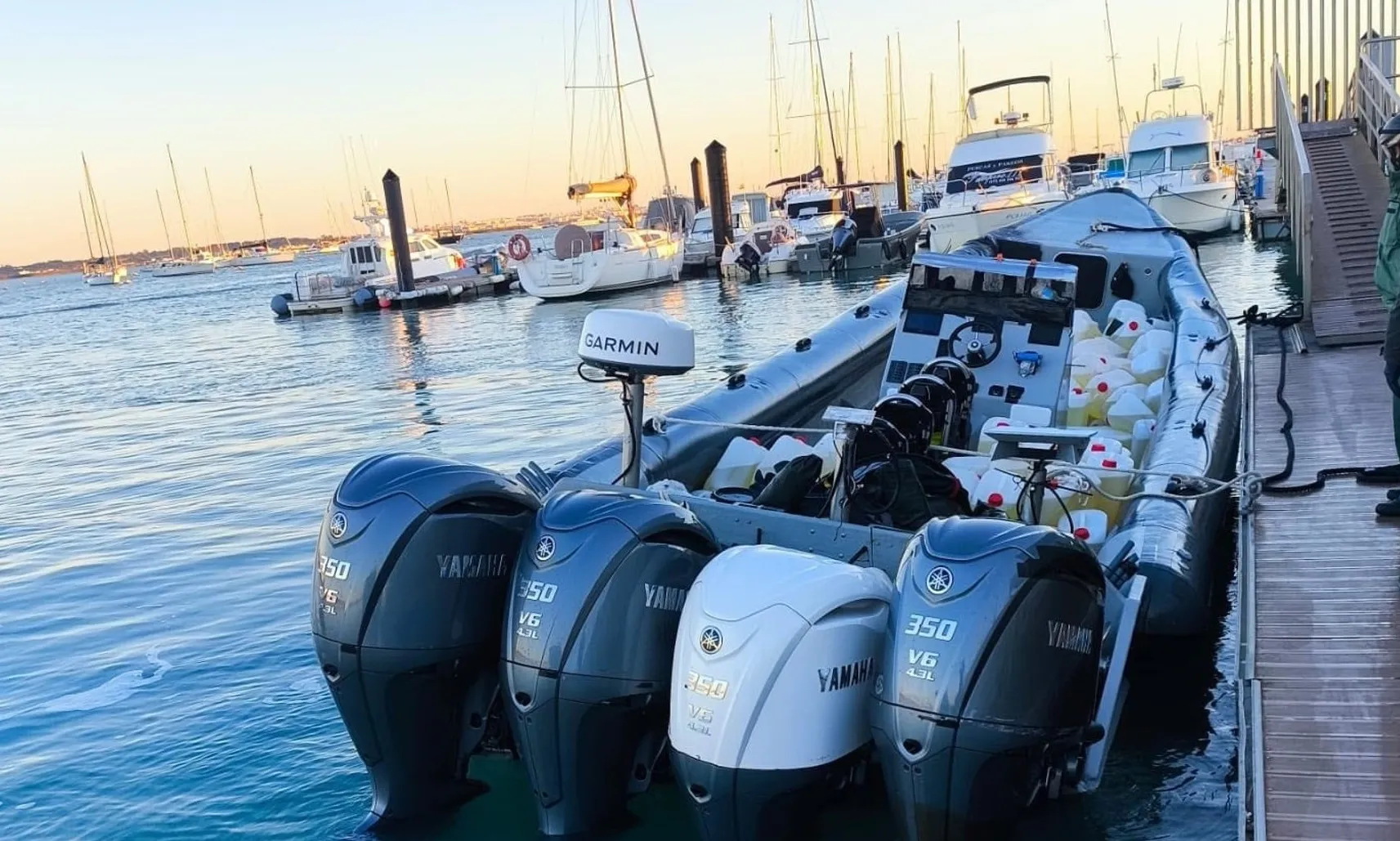 Imagen del muelle con la embarcación semirrígida de 12 metros de eslora 