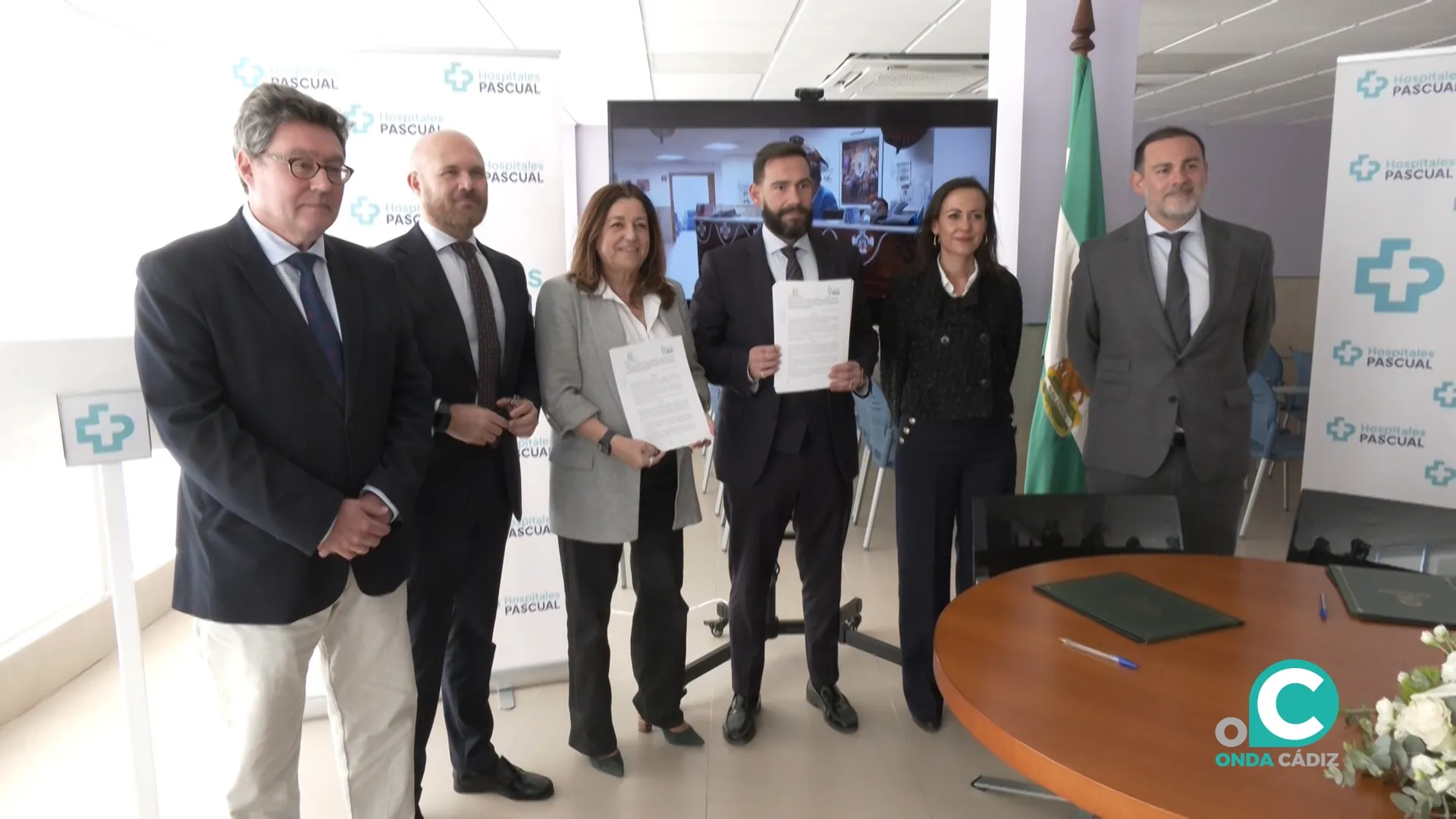 Momento de la firma del convenio entre Junta y Clínicas Pascual.