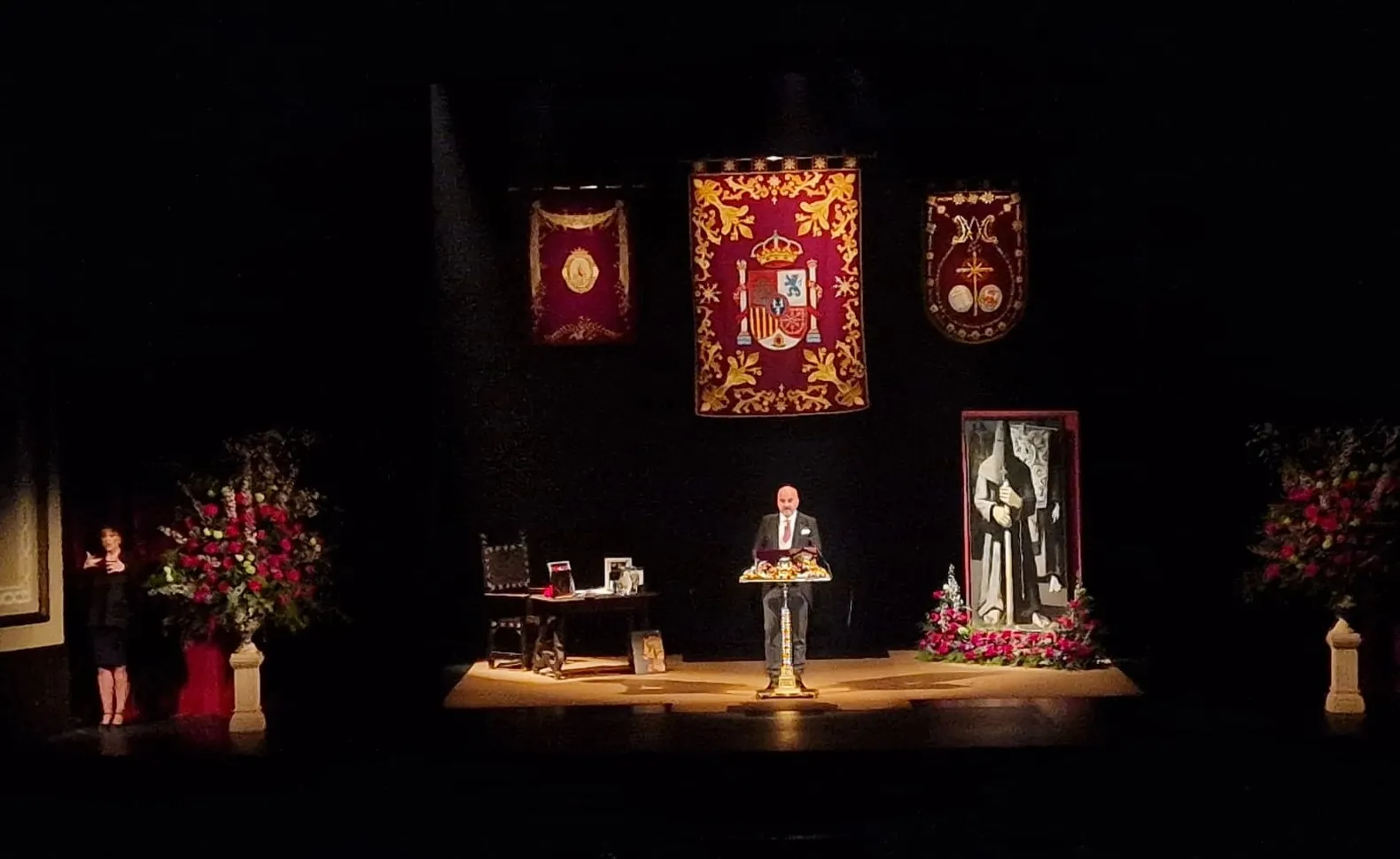 El periodista y cofrade, Pablo Manuel Durio, anuncia la nueva Semana Santa de Cádiz en el Gran Teatro Falla. 