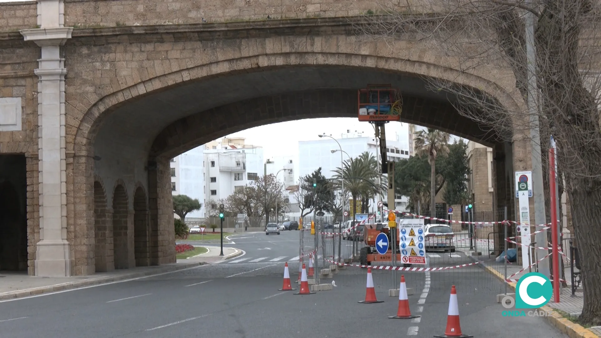 Operarios trabajan en la reparación de Las Puertas de Tierra. 