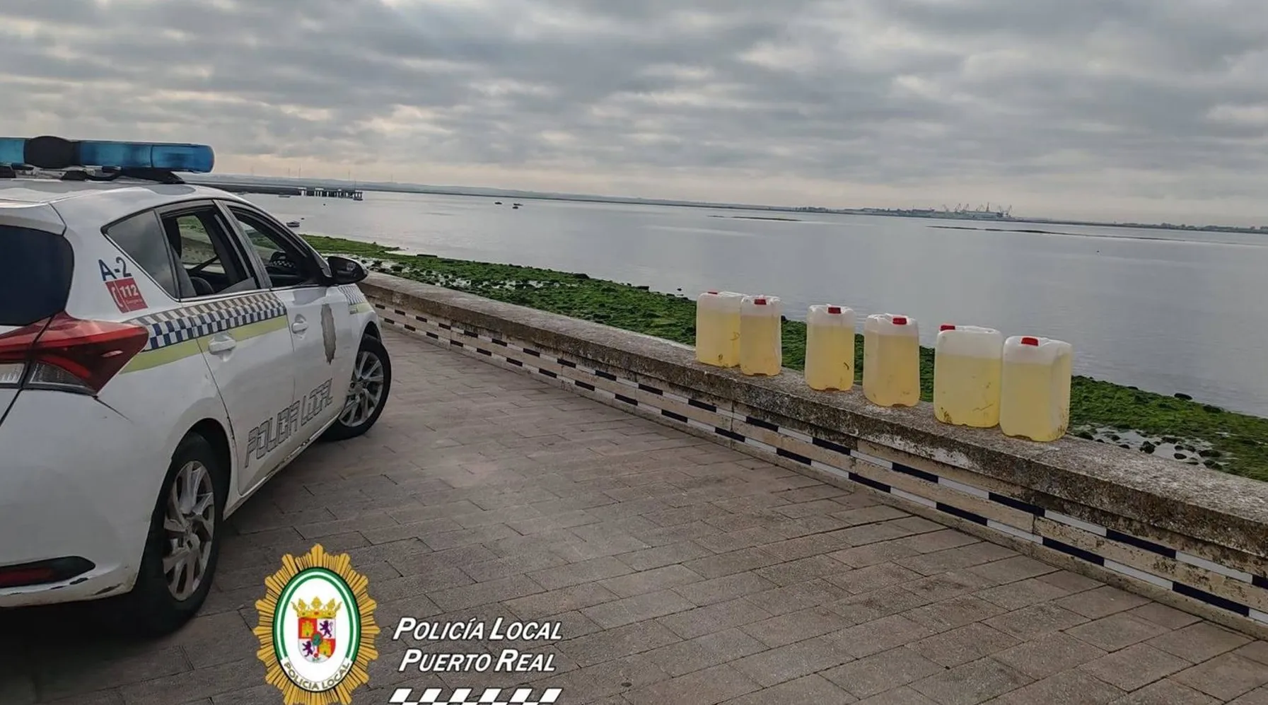 Vehículo de las fuerzas seguridad junto al hallazgo en el litorial de la población