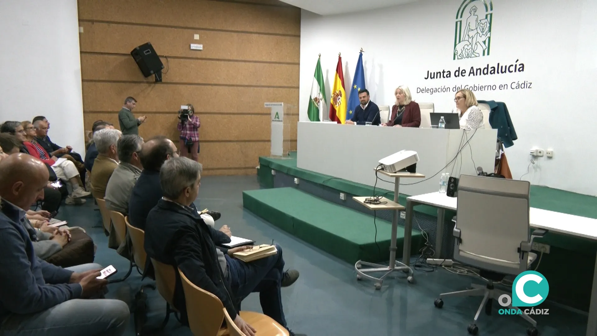 La delegada de la Junta en Cádiz, Mercedes Colombo, en una reunión con alcaldes y representantes de ayuntamientos de la provincia y de la Diputación de Cádiz.
