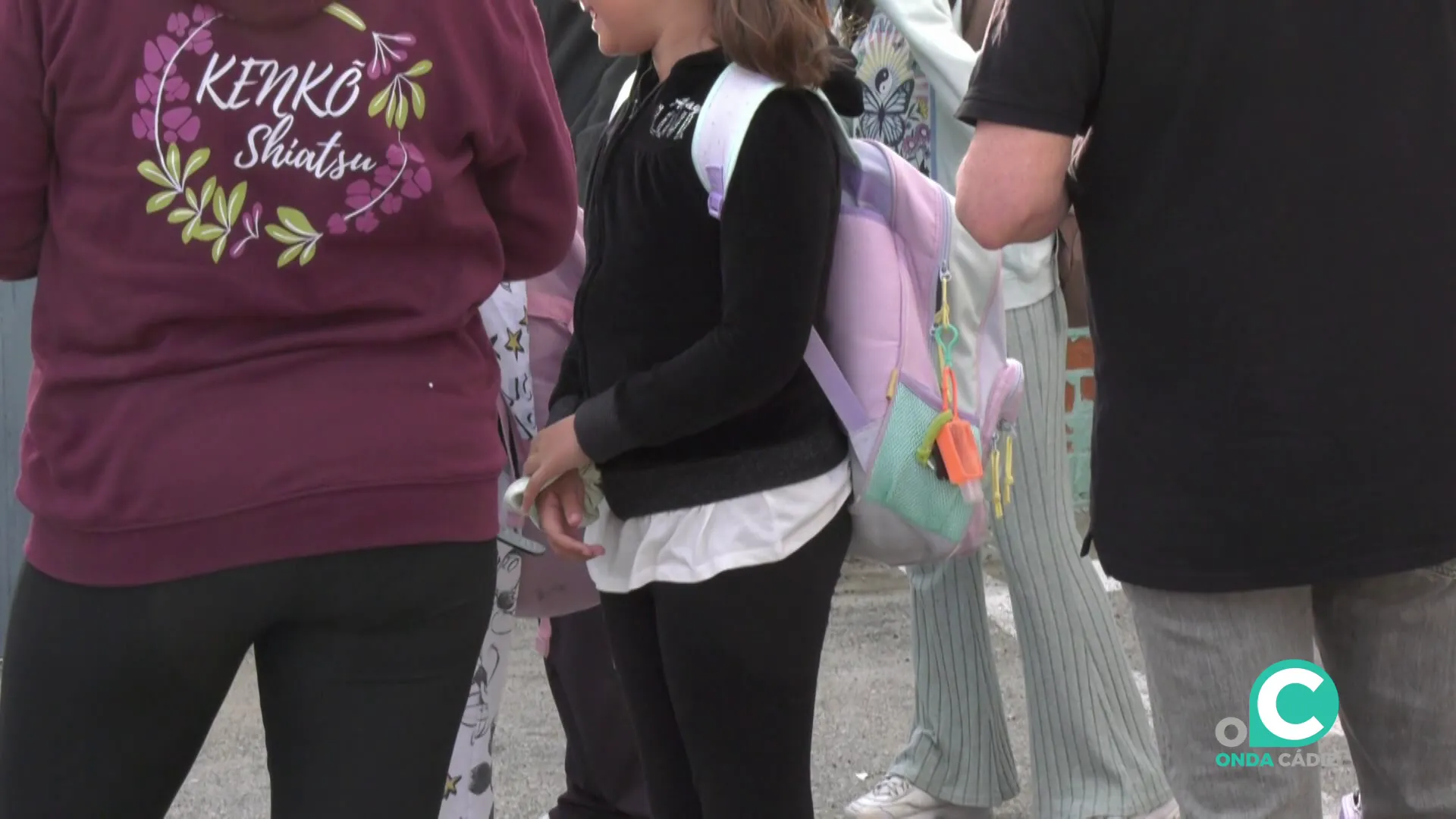 Alumnos de un centro de la capital gaditana antes de acceder a clase