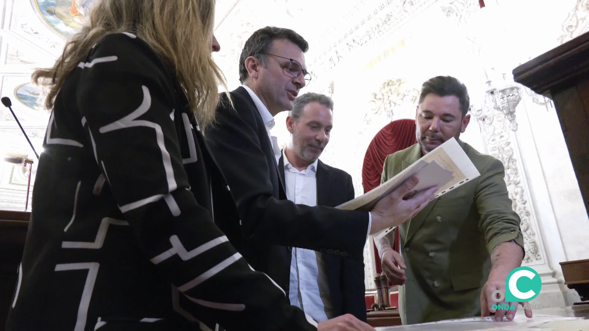 El alcalde sostiene uno de los escritos que sumaran al fondo del autor gaditano