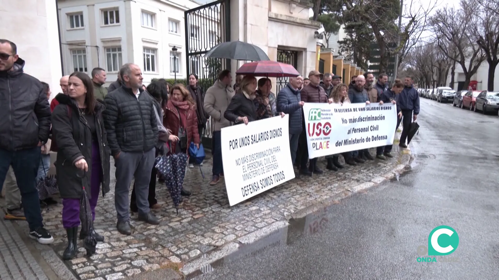 Un momento de la movilización a la entrada del edificio