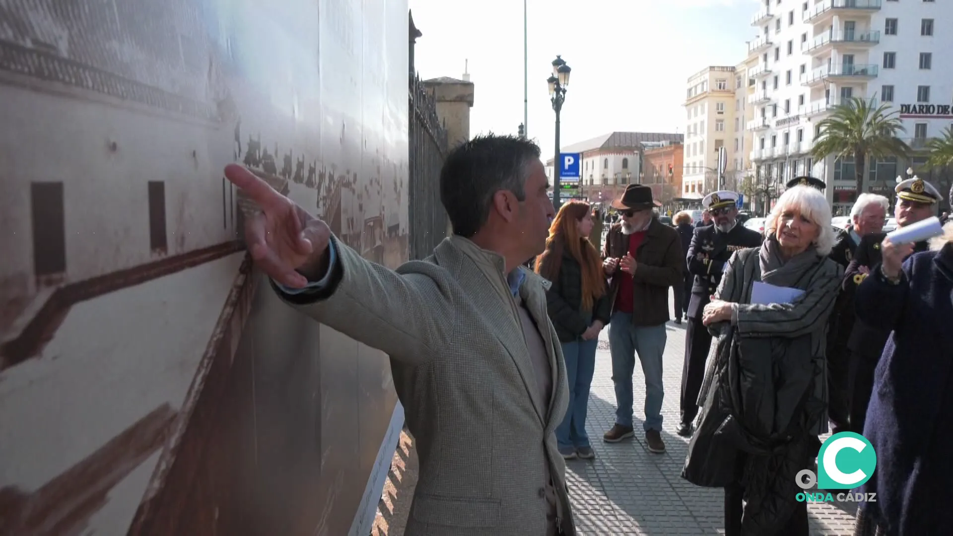 El director del Archivo Provincial, Santiago Saborido, explica alguna de las fotografías que forman parte de la colección