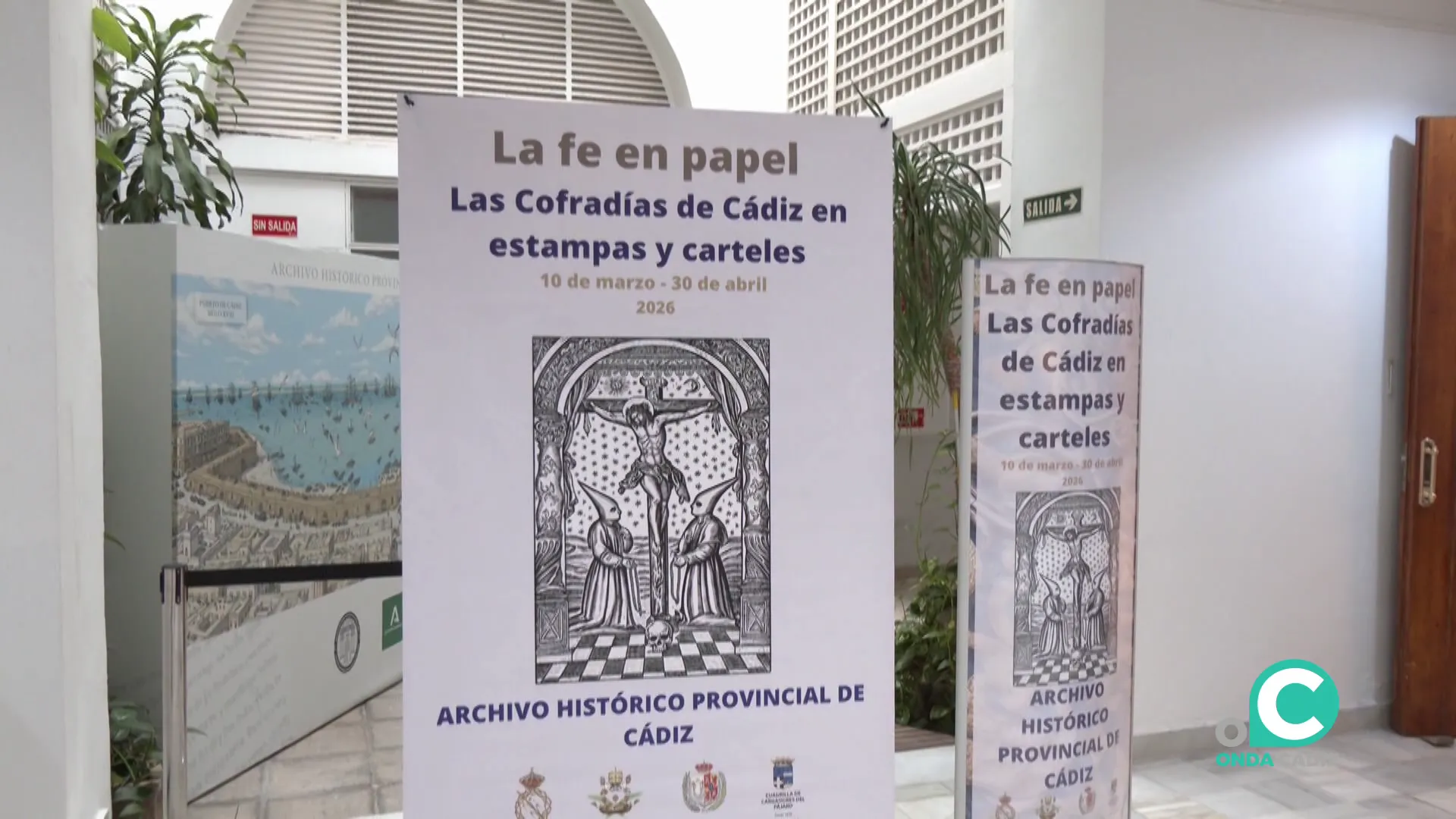 Cartel anunciador a la entrada de la muestra