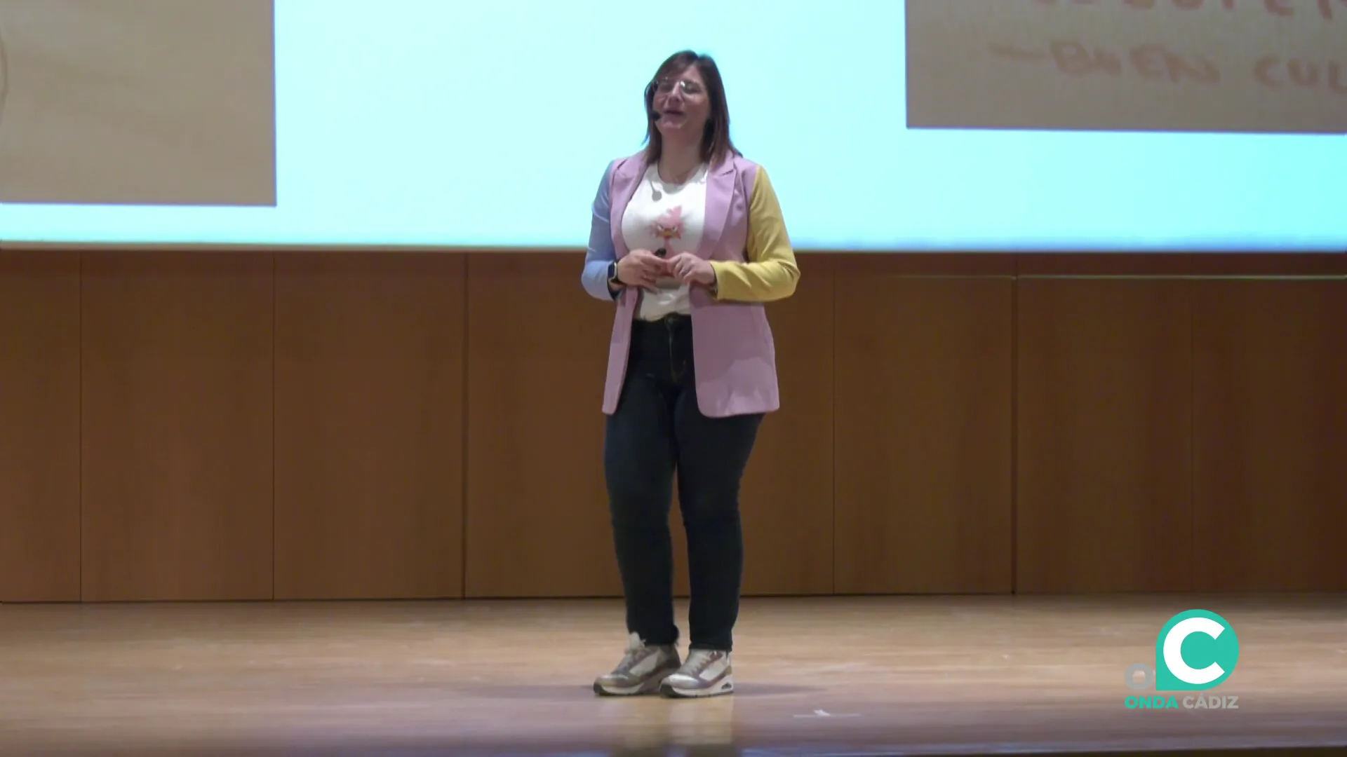 Un momento de la intervención que a través del humor recorre la sociedad que nos educa