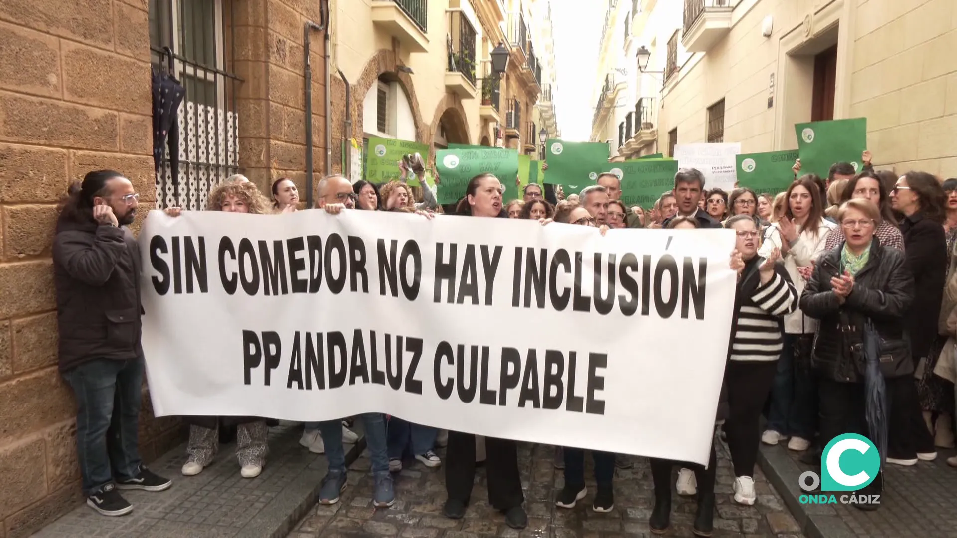 Protesta en la capital gaditana de los padres afectados días atrás