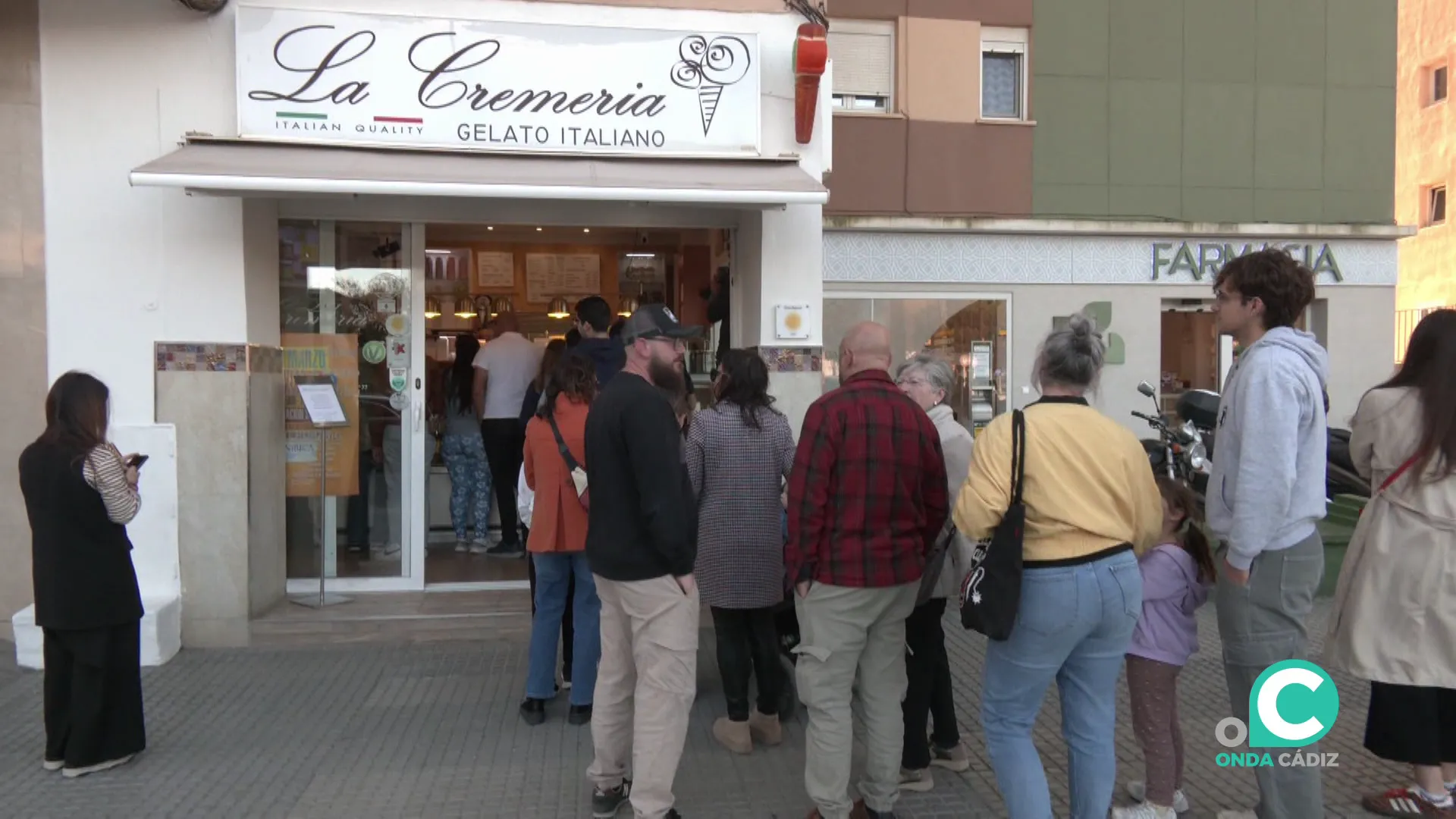 Cola en el establecimiento durante la jornada solidaria