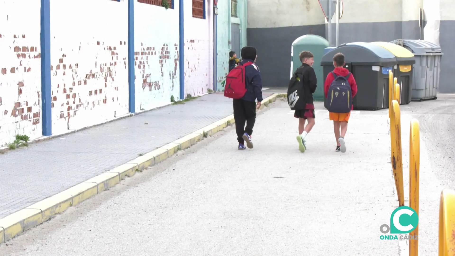Escolares camino de entrada a clase en el colegio La Inmaculada de Cádiz
