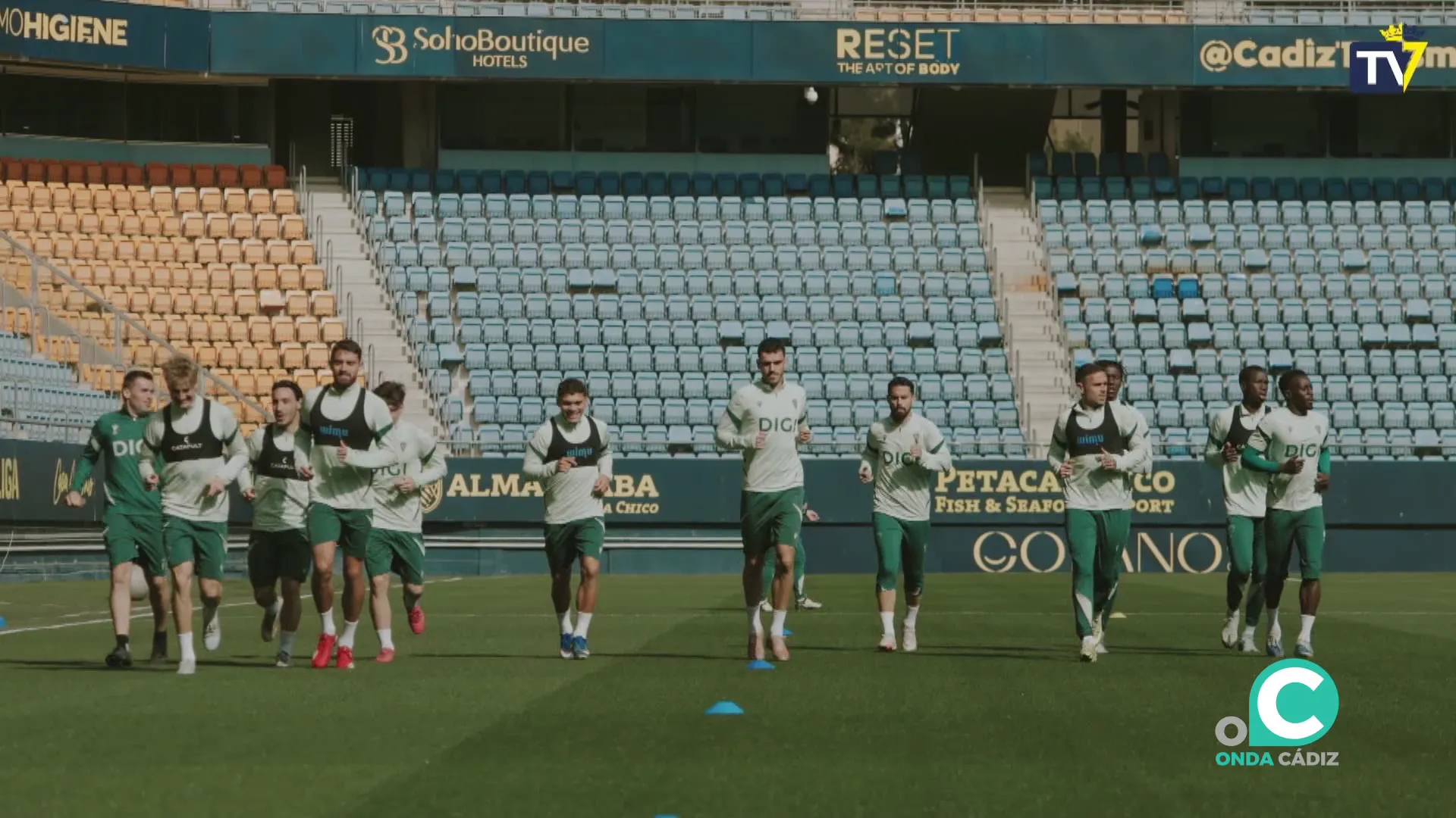 La plantilla ejercitándose en el coliseo cadista sede del próximo compromiso de este sábado