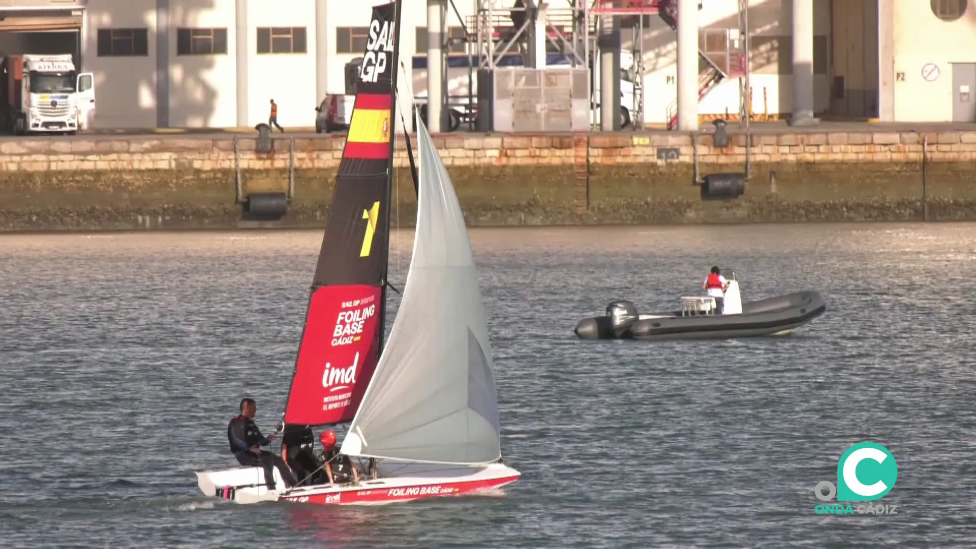 Una de las embarcaciones sobre las aguas del Club Náutico Elcano, en una imagen de archivo.