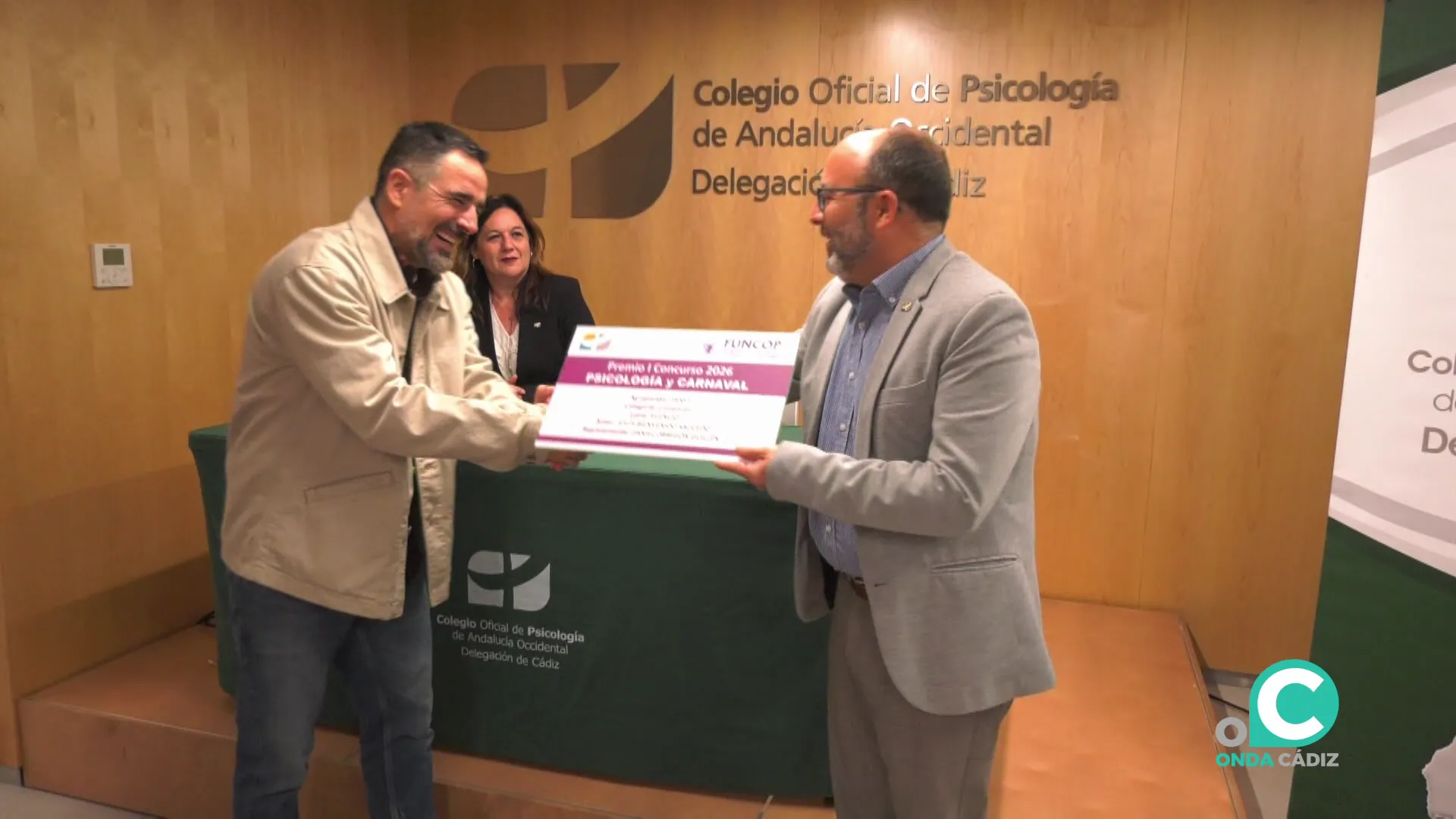 Momento de la entrega del reconocimiento al autor en un sencillo acto