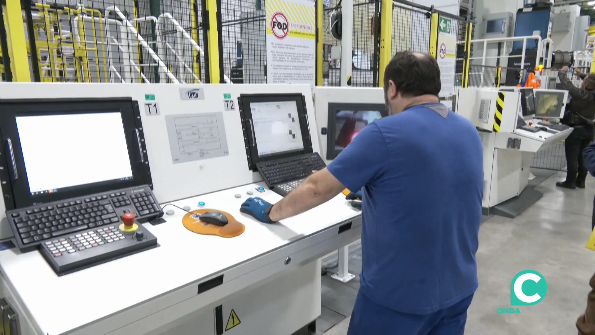 Operario dentro de la factoria en una imagen de archivo