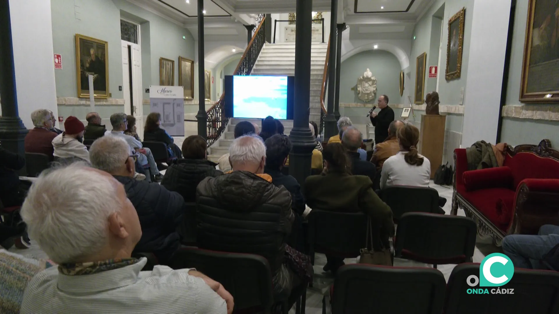 Un momento de la intervención del invitado a la cita en el histórico espacio