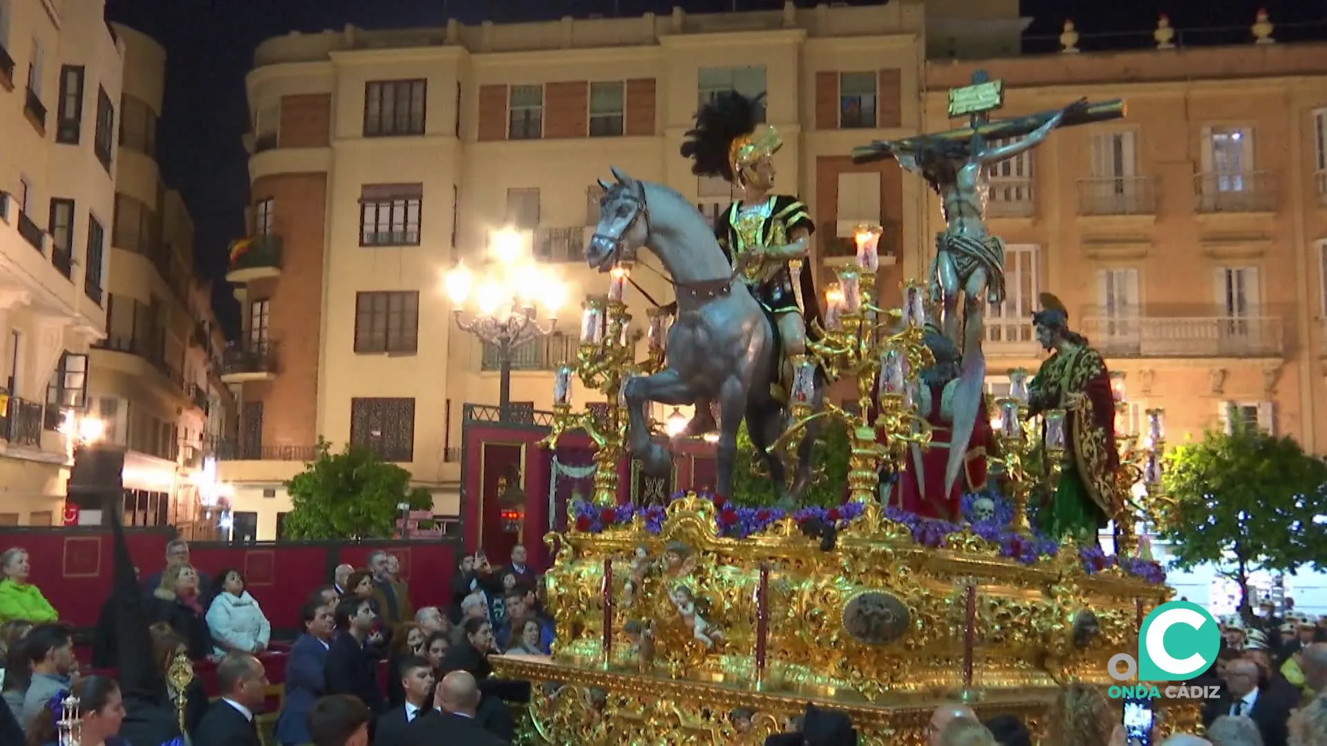 La cofradía en su estación de Penitencia por la plaza del Palillero