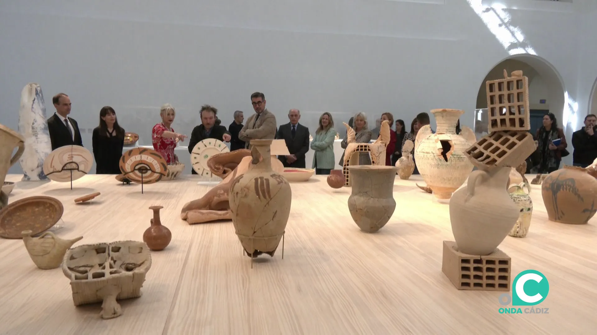 Visitantes observan algunas de las piezas dispuestas en el espacio en la jornada de la inauguración