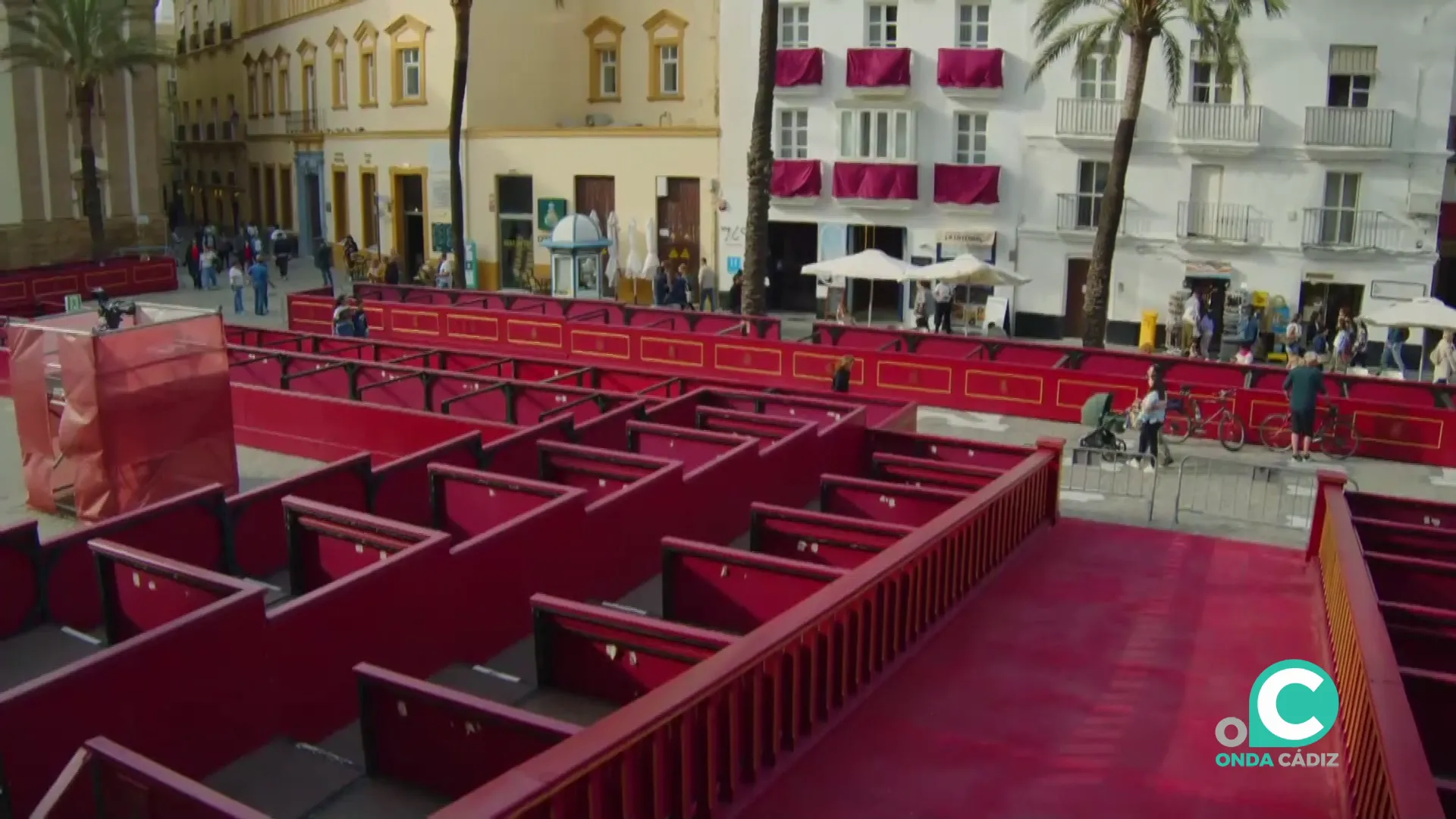 Aspecto de la plaza de la Catedral preparada para el inicio de los desfiles procesionales