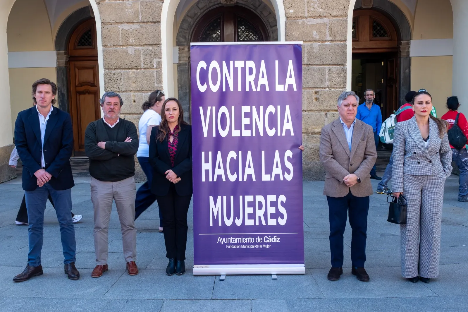 El acto se dispuso ante el Ayuntamiento de la capital gaditana