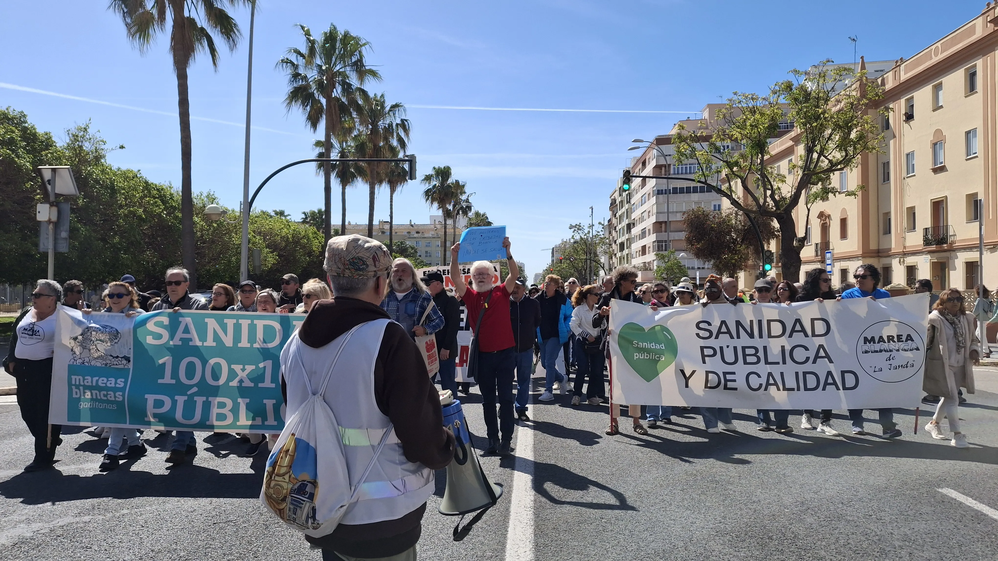 1.300 personas salen a la calle en Cádiz en defensa de la sanidad pública.