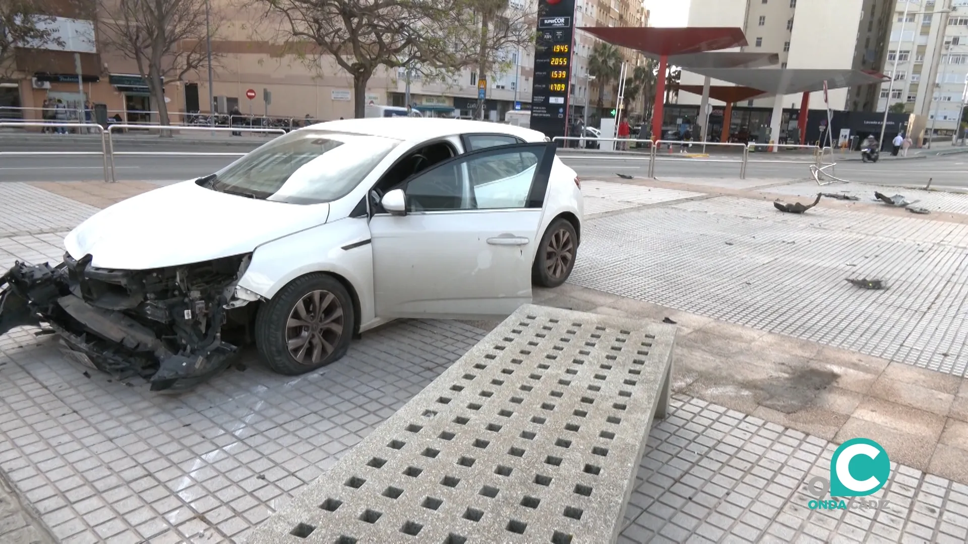 Imagen del vehículo accidentado junto a la estación de Segunda Aguada. 