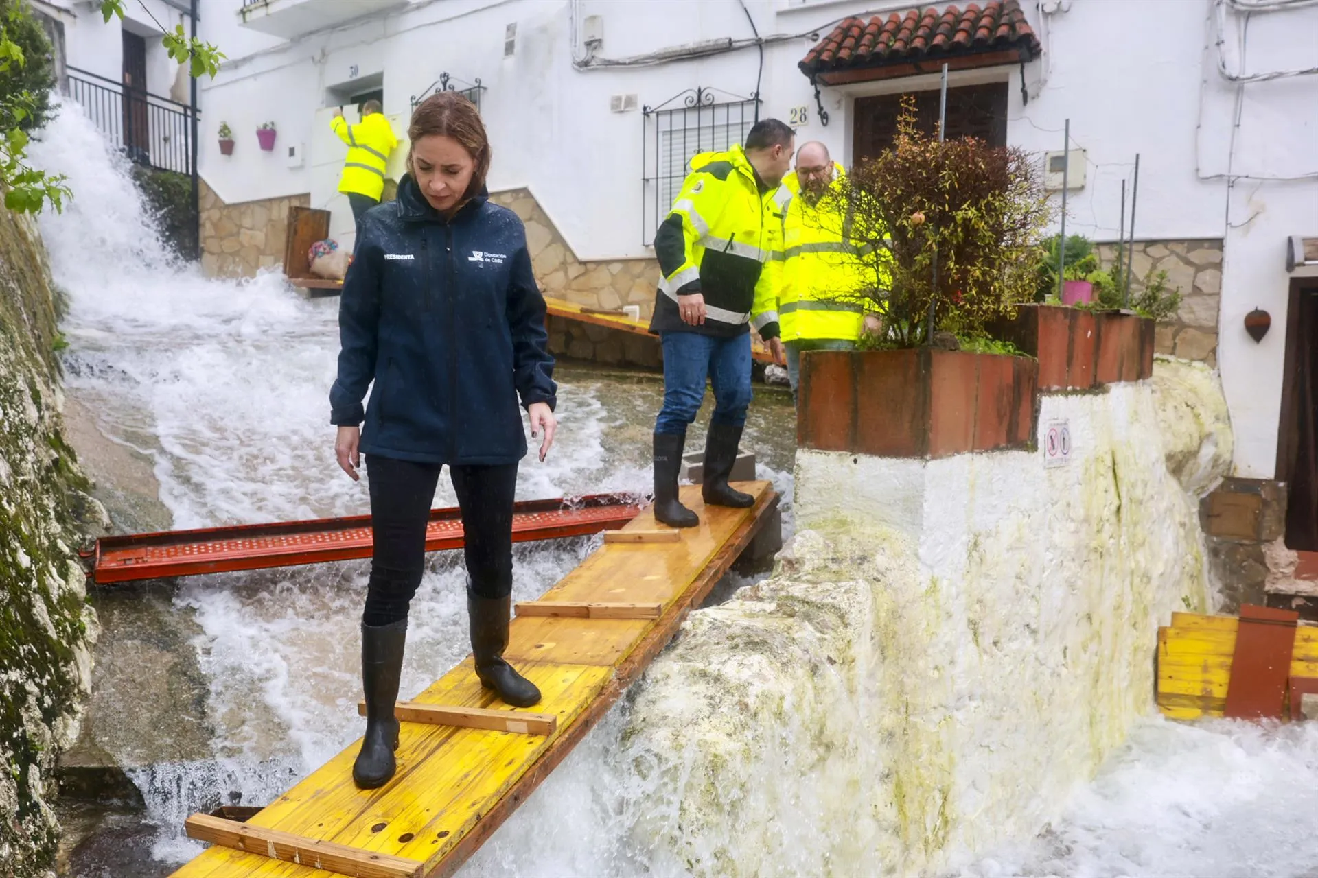 La presidenta de la Diputación durante su visita a los municipios afectados 